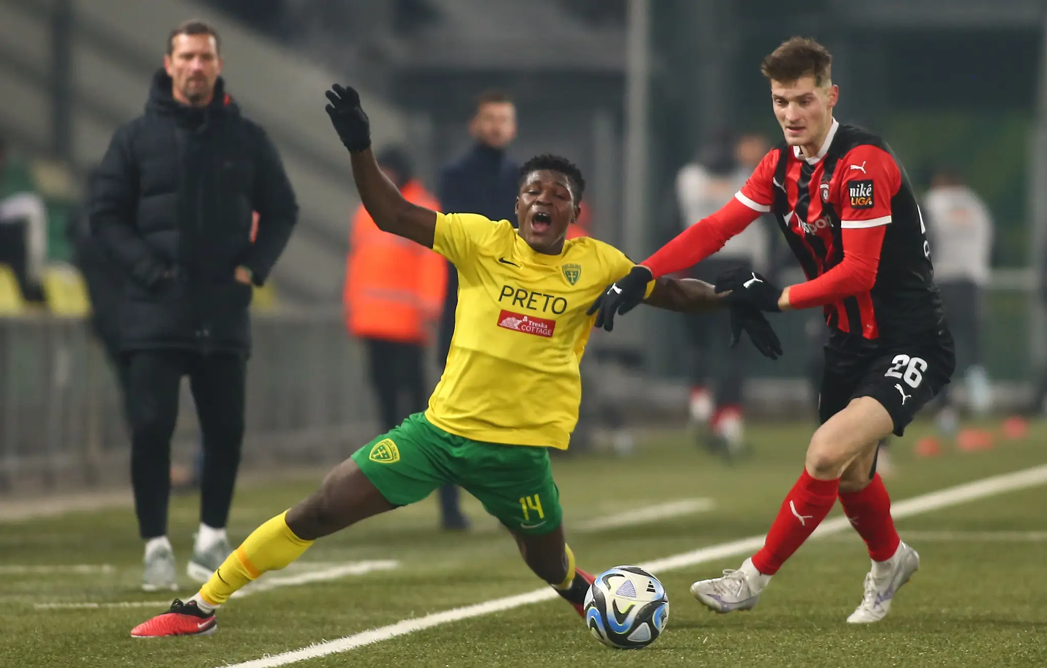 Zľava v súboji o loptu Eric Bile (Žilina) a Sebastian Kóša (Trnava) v 17. kole Niké ligy.