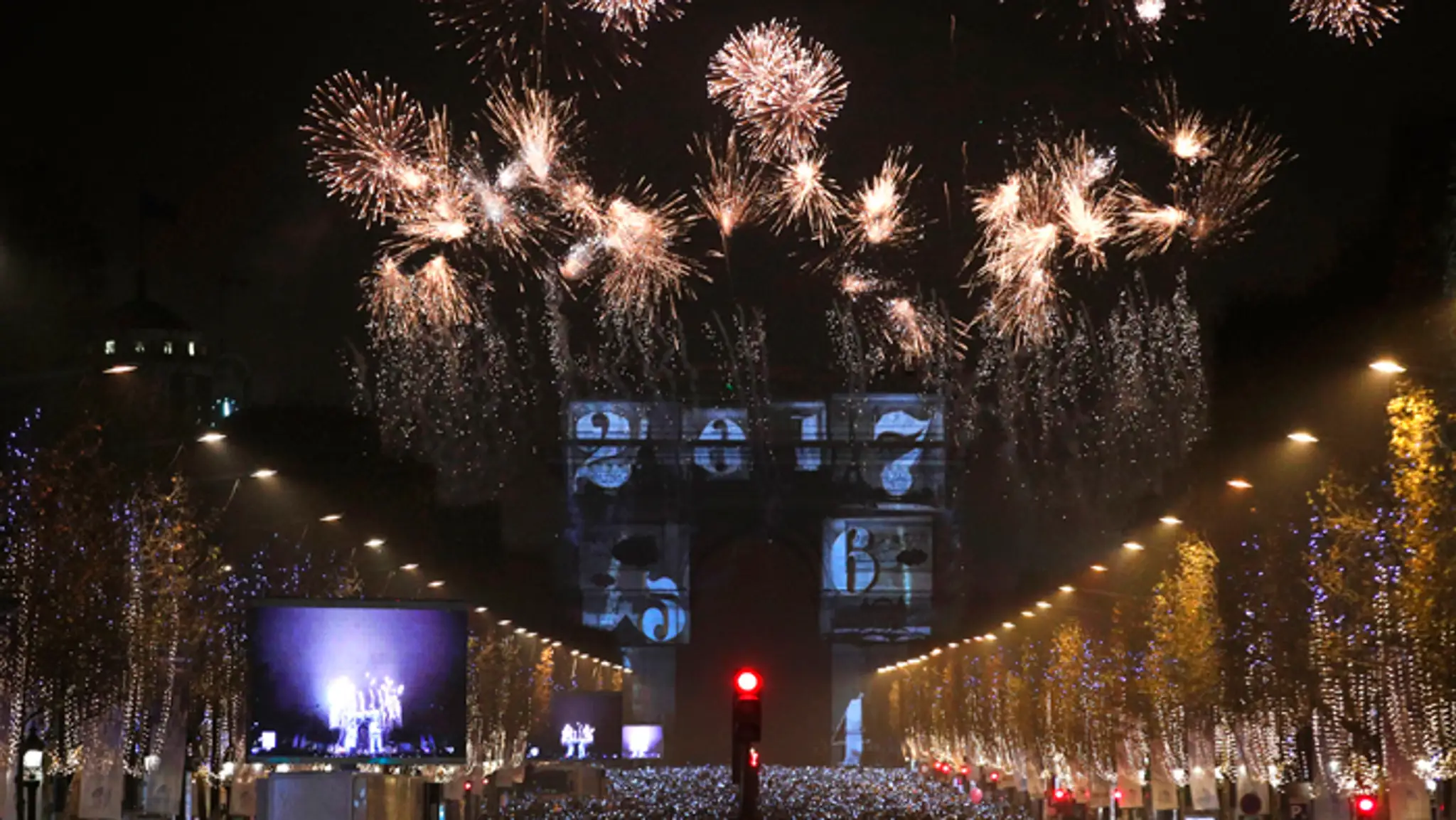 Oslava príchodu nového roku v Paríži.