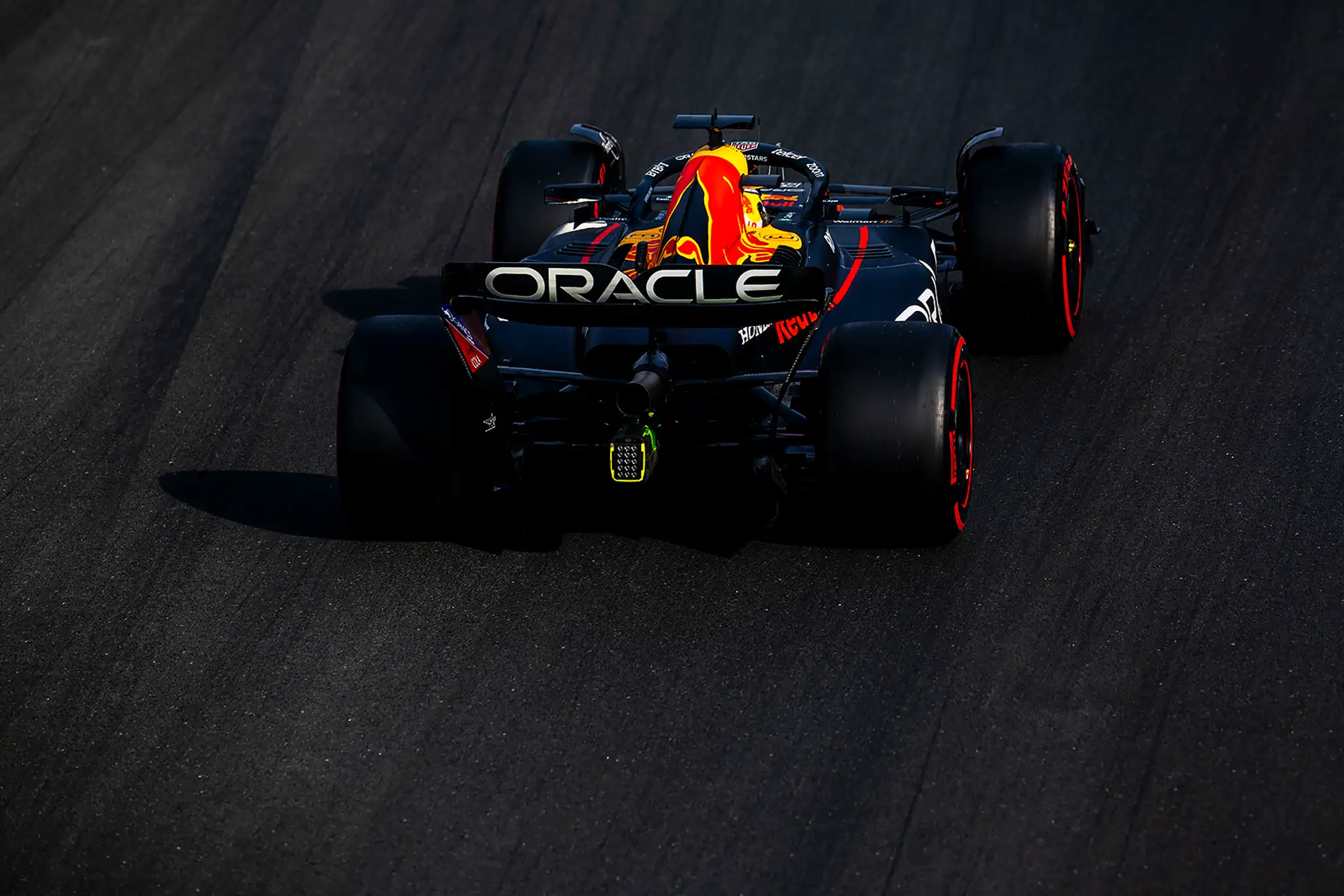 Max Verstappen na Red Bulle na trati v Maďarsku.