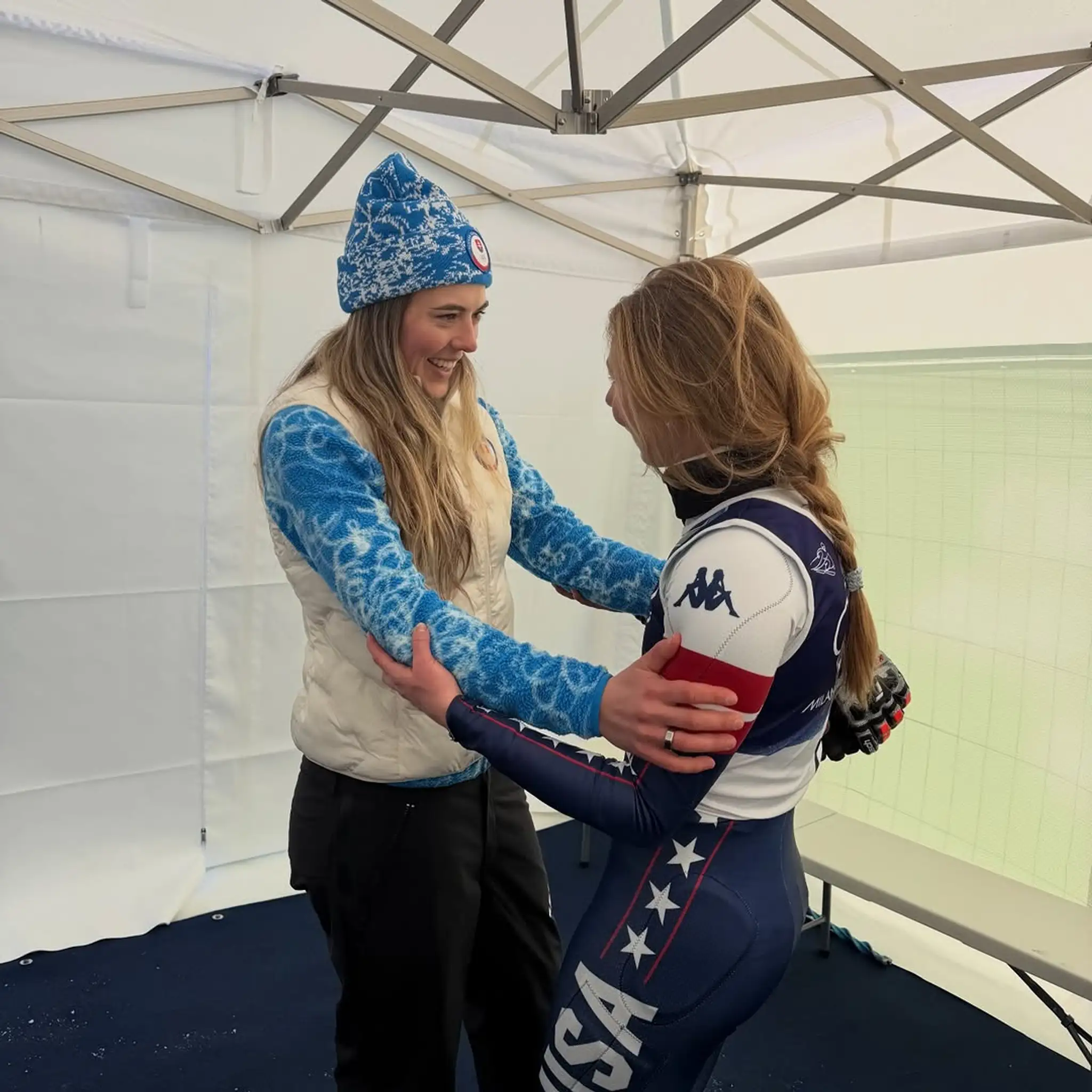 Spoločná oslava Mikaely Shiffrinovej a Petry Vlhovej po olympijskom slalome.