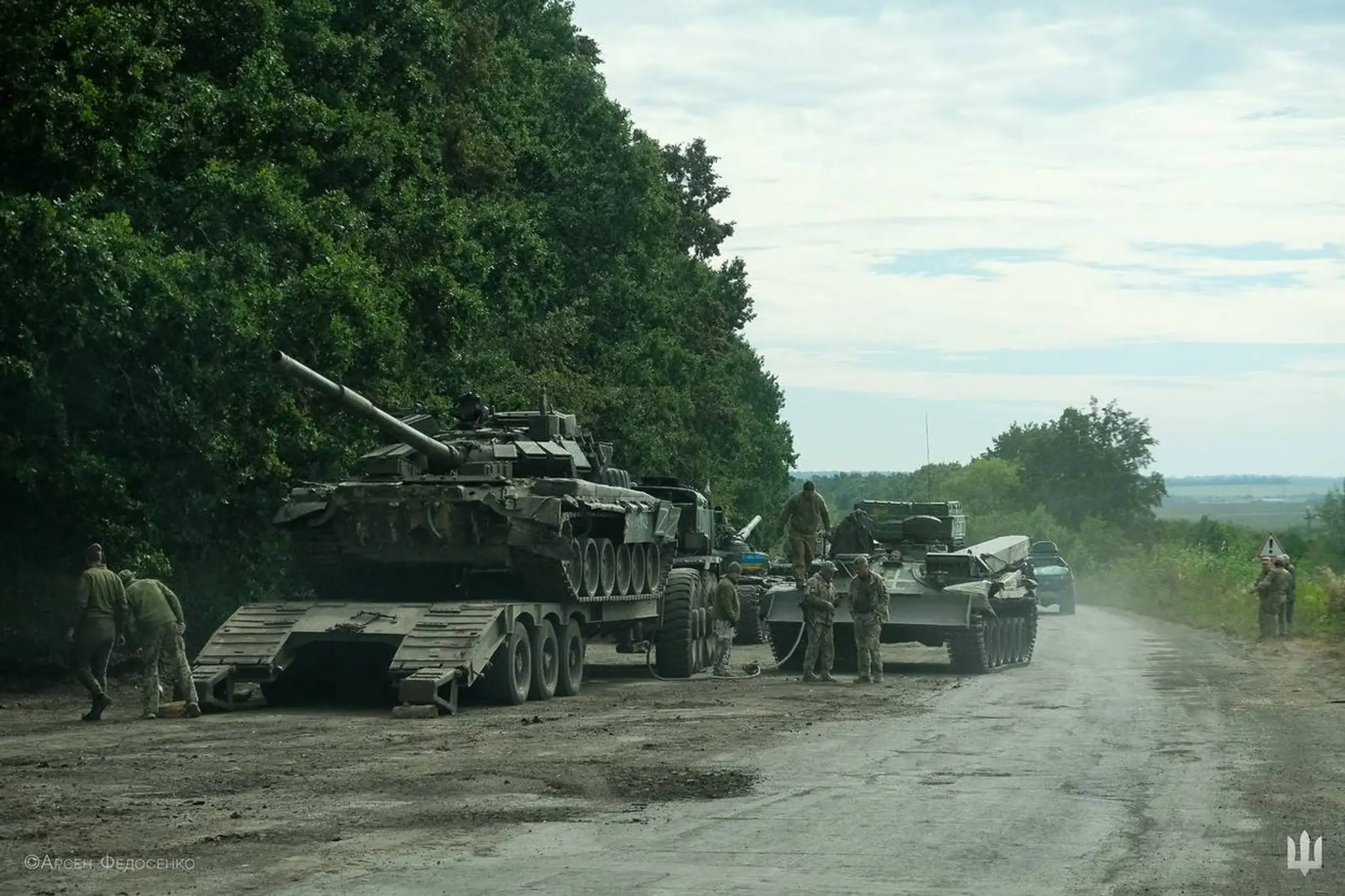 Ukrajinci nakladajú opustený ruský tank
