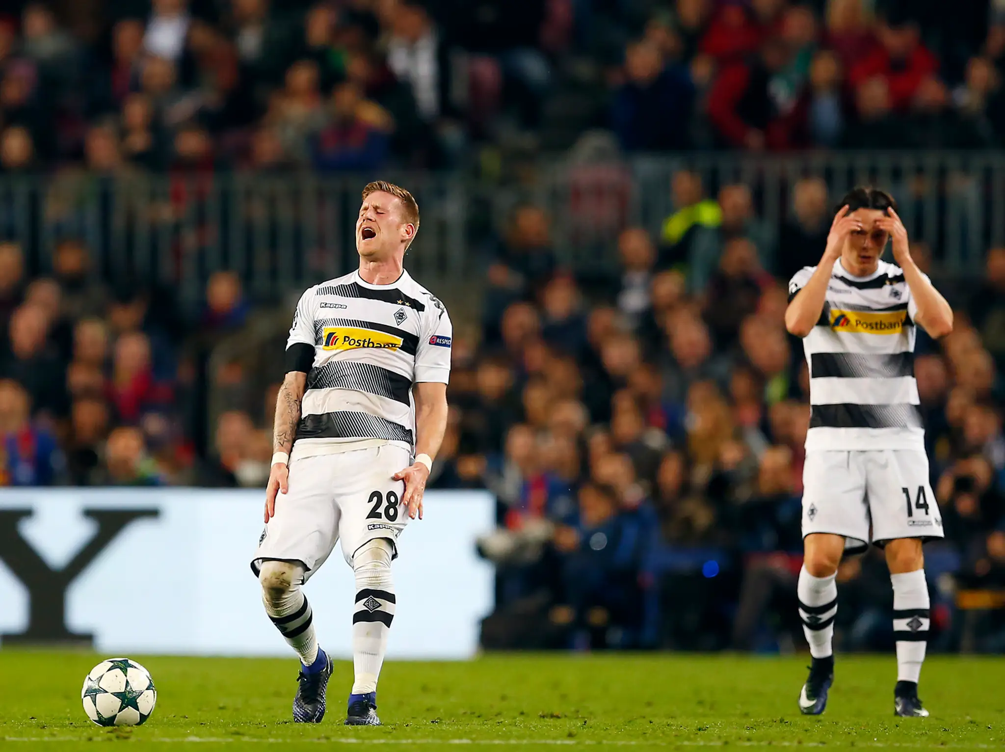 Hráči Borussie Mönchengladbach André Hahn (vľavo) a Nico Schulz reagujú v dueli LM na pôde FC Barcelona.