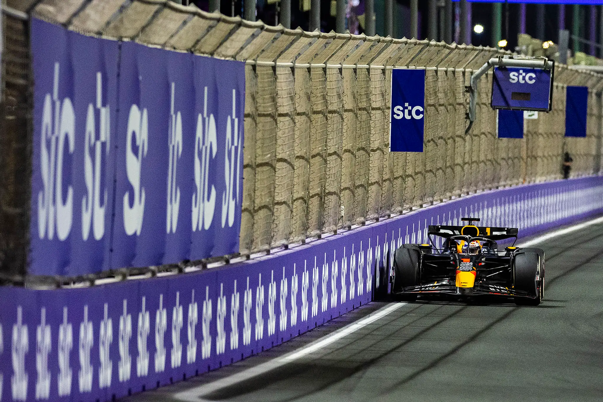Preteky opoäť ovládol Max Verstappen na Red Bulle.