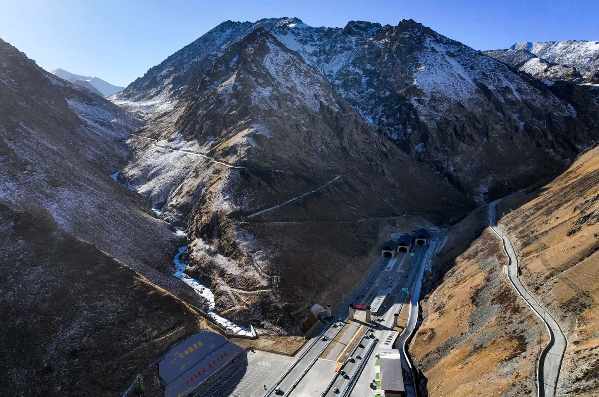 V Číne otvorili najdlhší diaľničný tunel sveta.