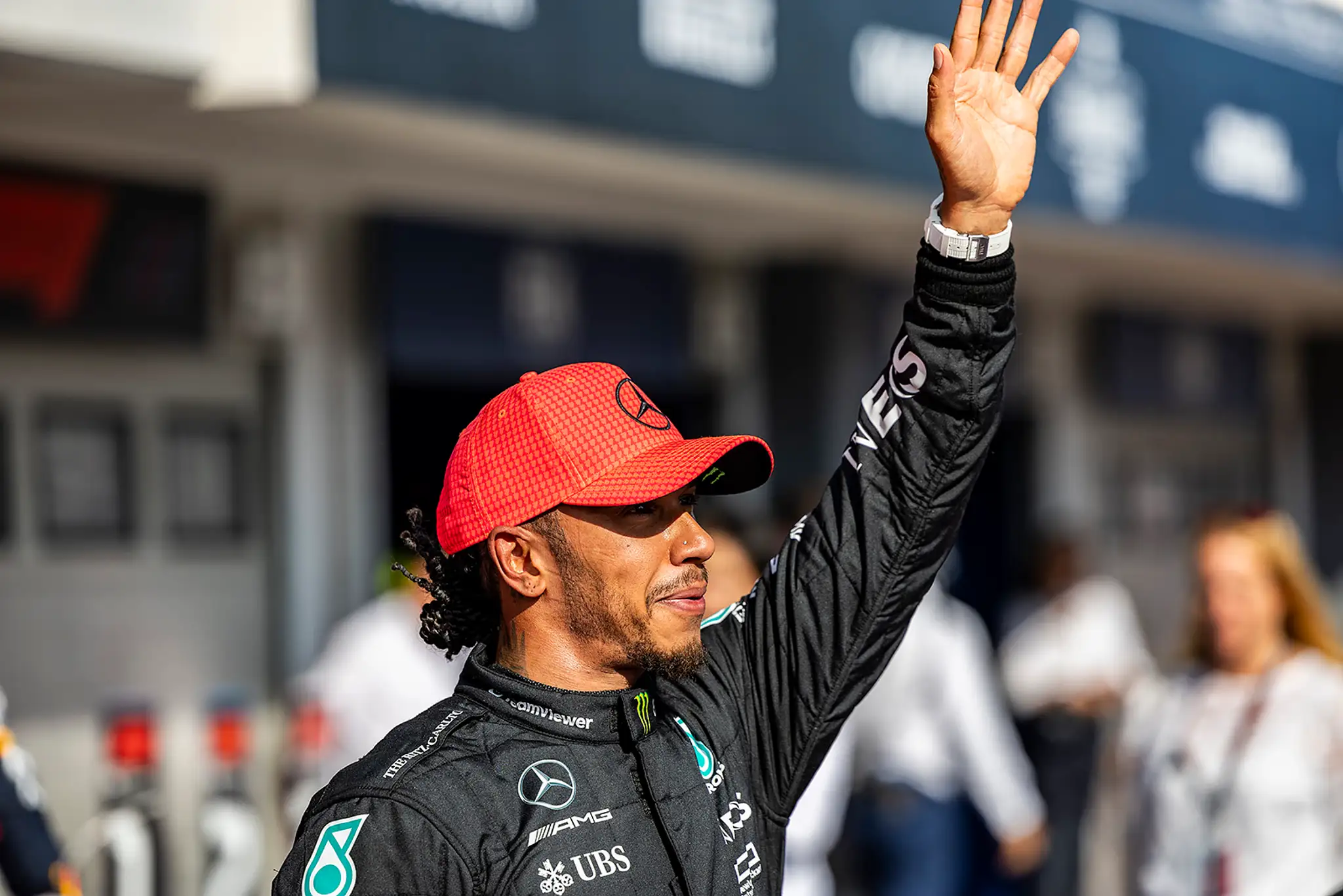 Lewis Hamilton zdraví fanúšikov.