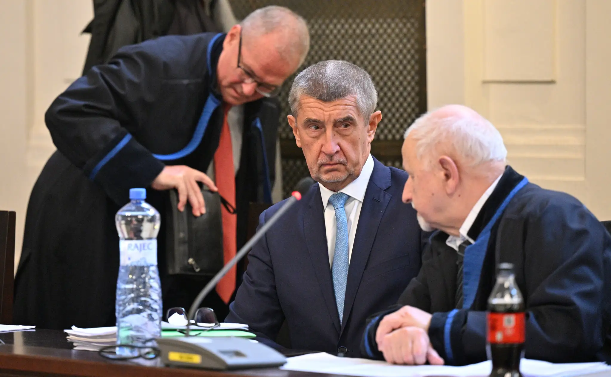 Na snímke uprostred bývalý český premiér Andrej Babiš na Mestskom súde v Prahe.