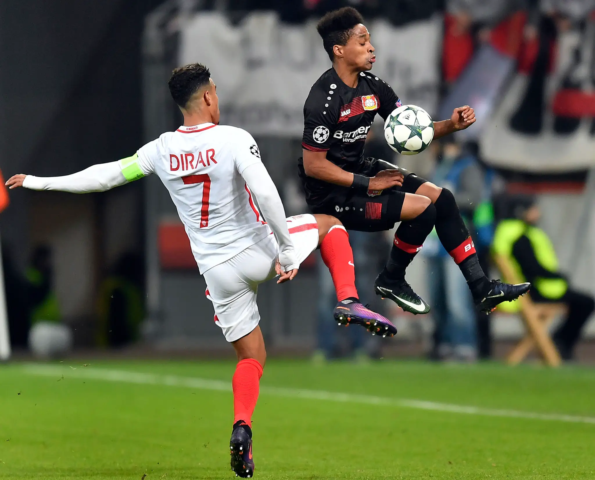 Nabil Dirar (vľavo) zo Seville sa snaží vziať loptu Wendellovi z Lyonu v zápase LM.