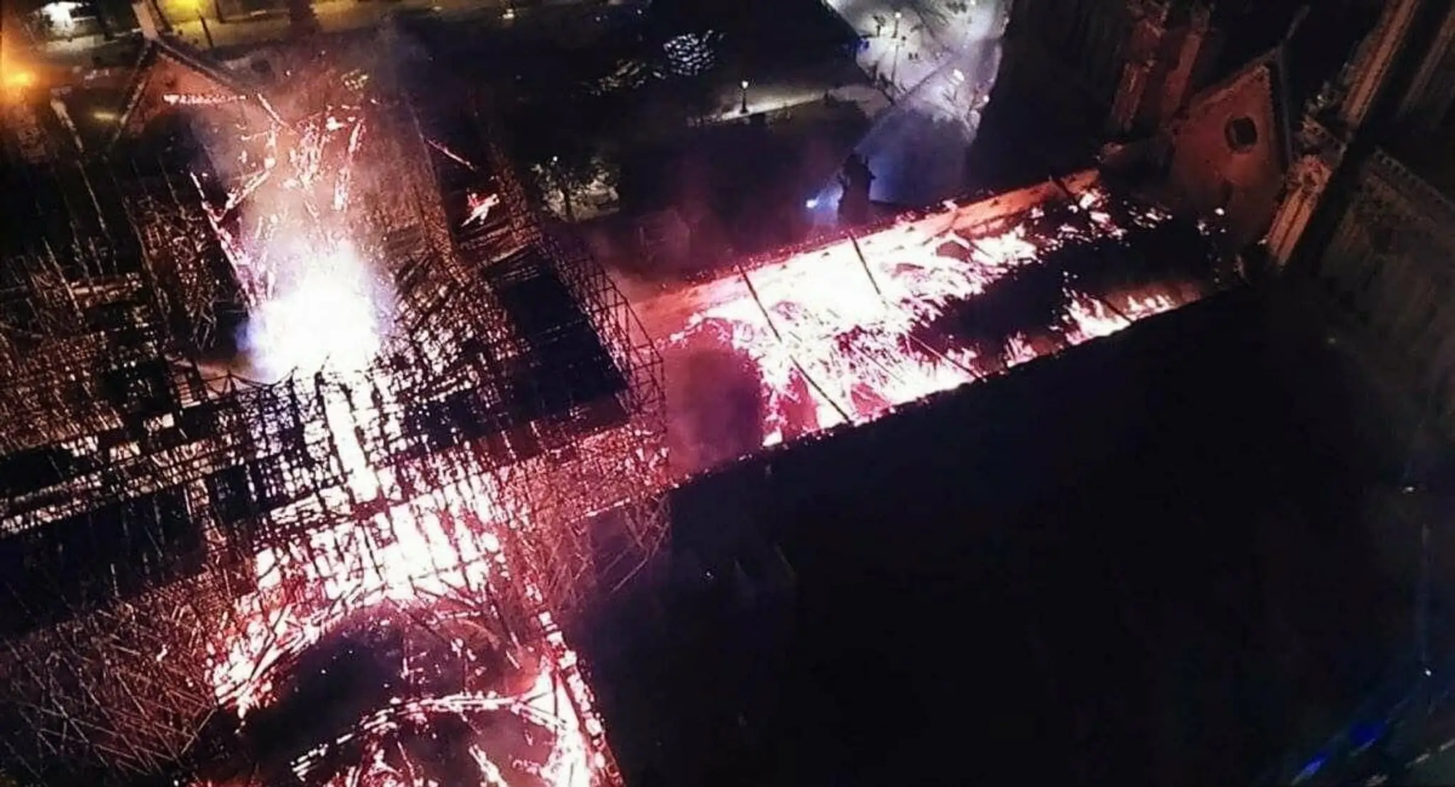 Paríž v smútku pri požiari katedrály Notre-Dame