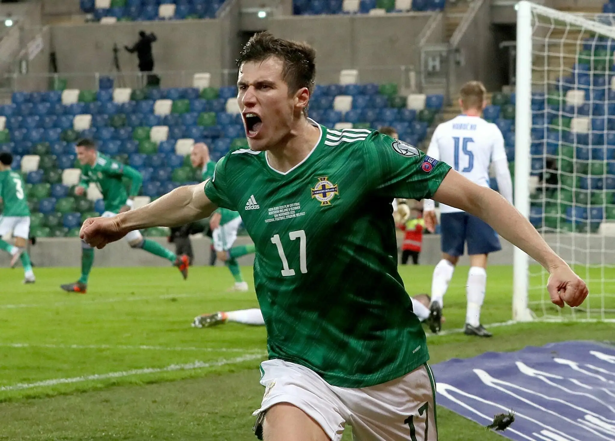 Zľava Michal Ďuriš a Juraj Kucka oslavujú gól vo finále play off EURO 2020 v Severnom Írsku.