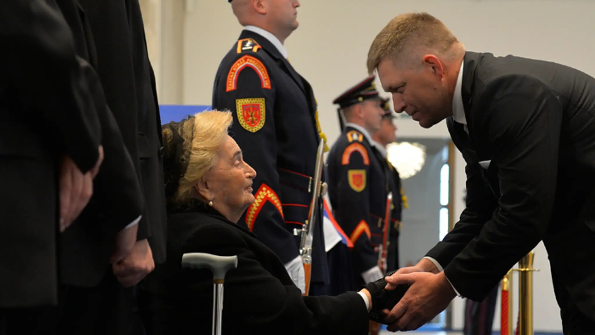 Premiér Robert Fico kondoluje Emílii Kováčovej.