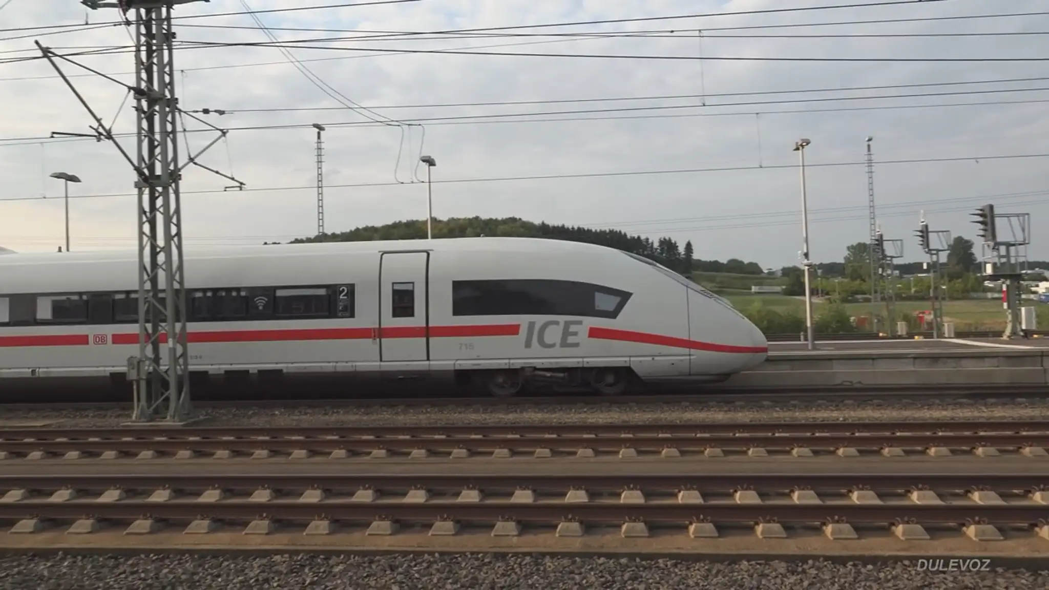 Slovensko je opäť podazu, Zatiaľ čo iné krajiny rýchlovlakmi už jazdia, my nemáme ani plán trate