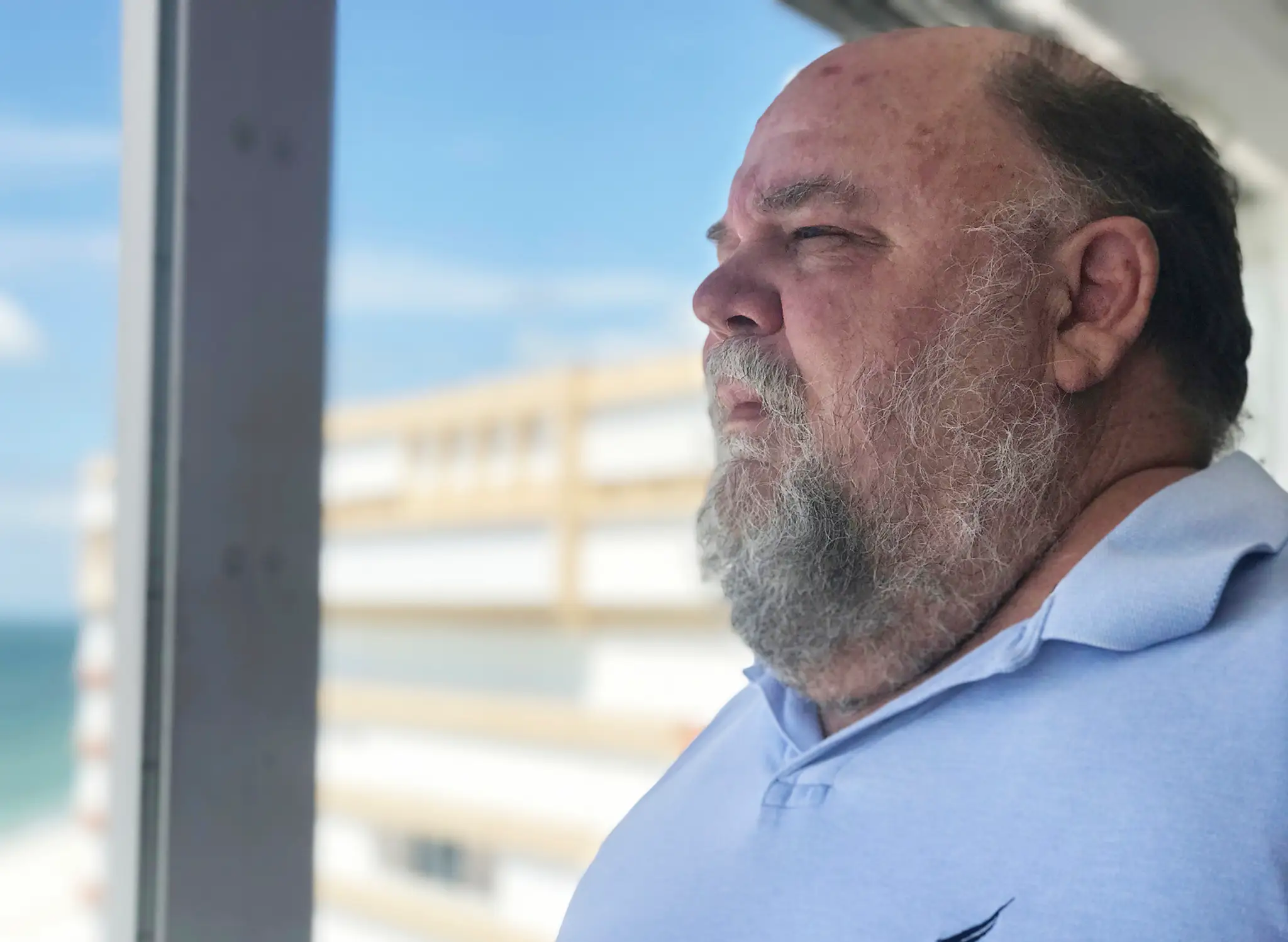 Carl Robert sa pozerá z okna svojho bytu na 17. poschodí.