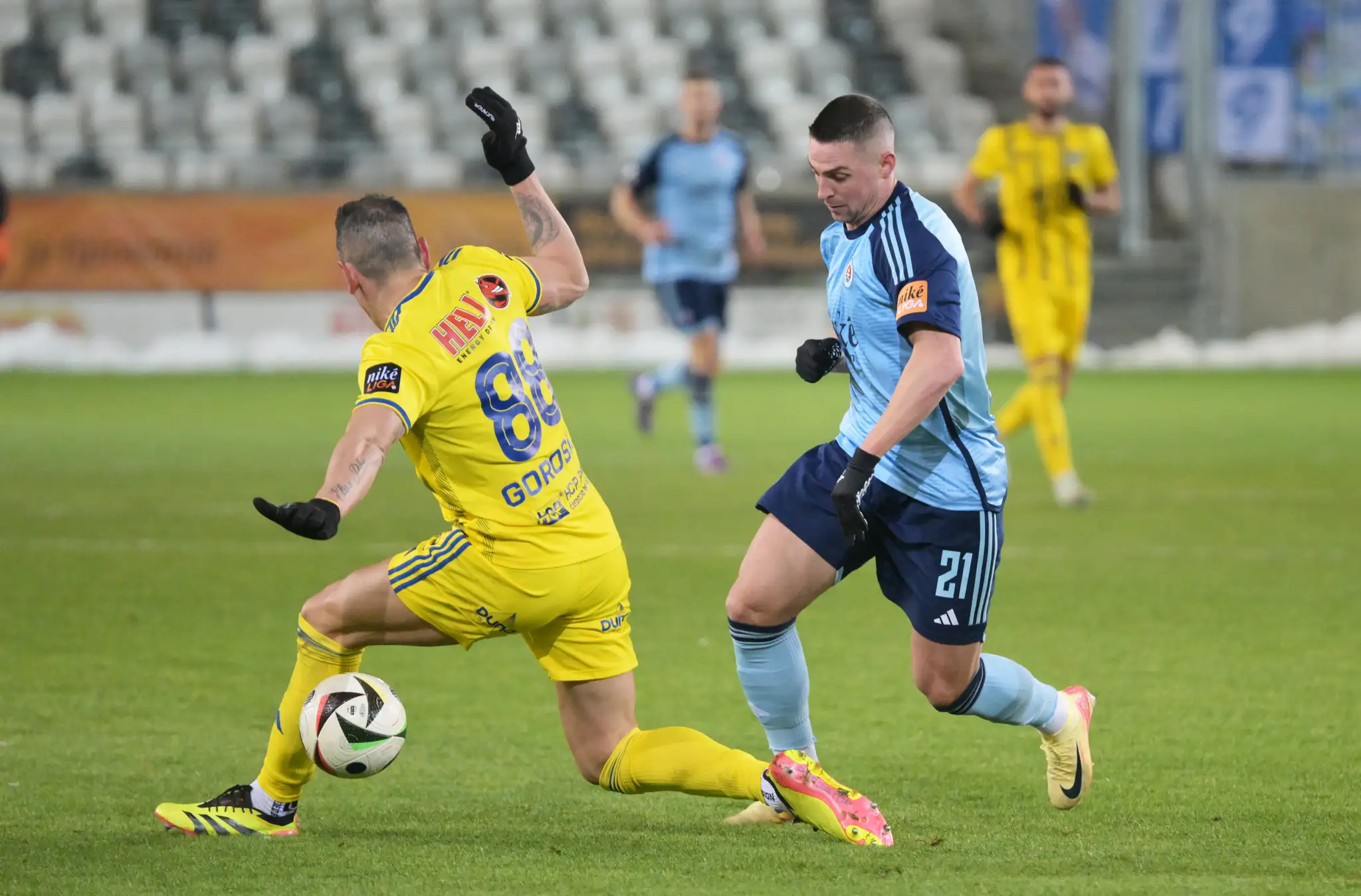 Zľava Nicolás Gorosito (FC Košice) a Róbert Mak (ŠK Slovan Bratislava) bojujú o loptu v zápase 15. kola Niké ligy.