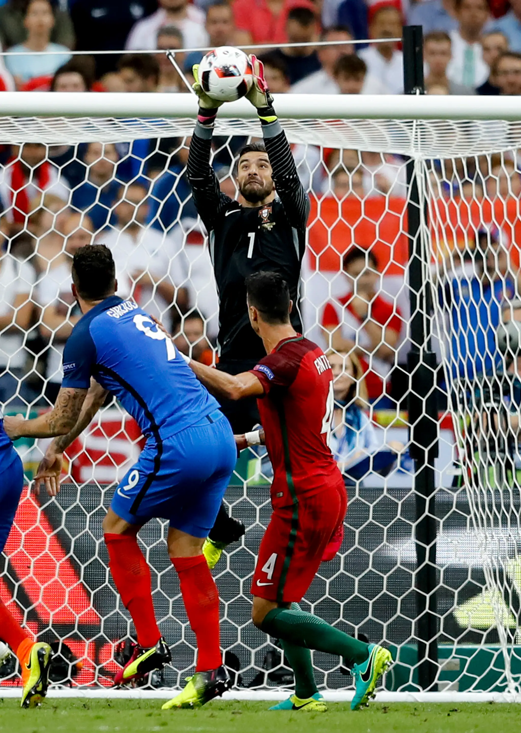 Gólman Francúzska Hugo Lloris chytá loptu vo finále ME proti Portugalsku.