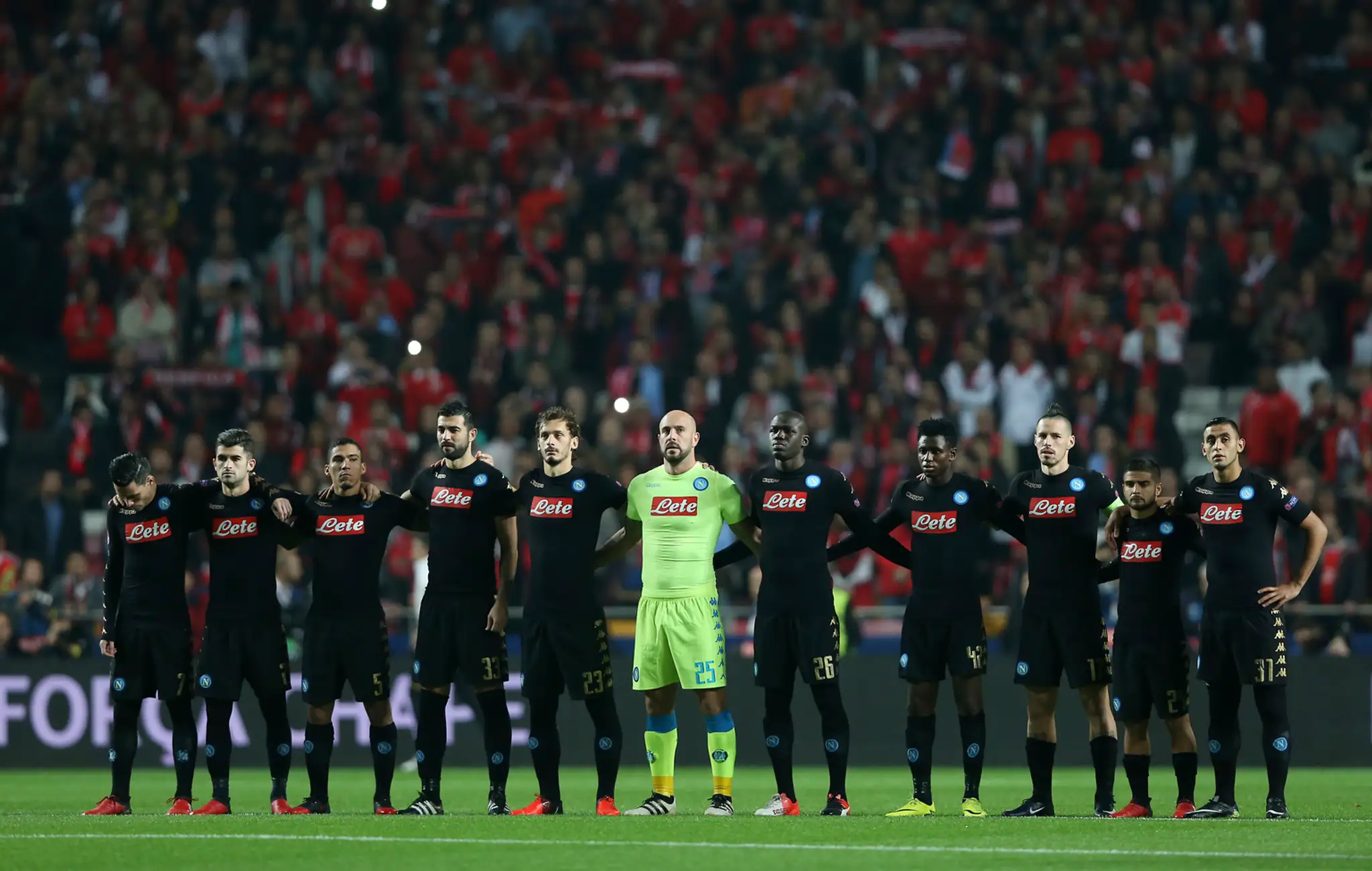 Marek Hamšík (tretí sprava) so spoluhráčmi z Neapola si pred duelom LM minútou ticha uctievajú pamiatku obetí, pri ktorej zahynu