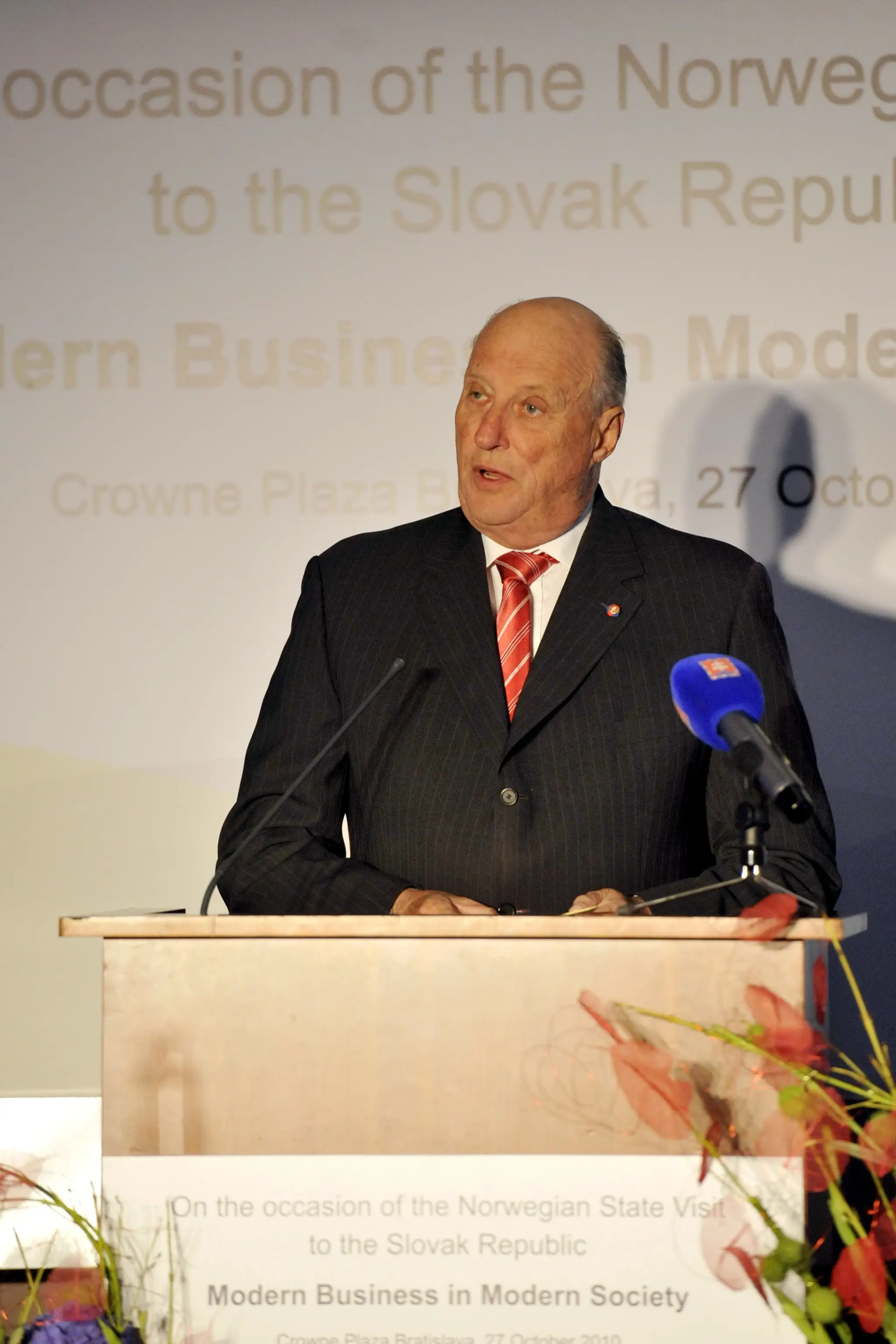 Nórsky kráľ Harald V. pri prejave na konferencii slovenských a nórskych podnikateľov (2010)