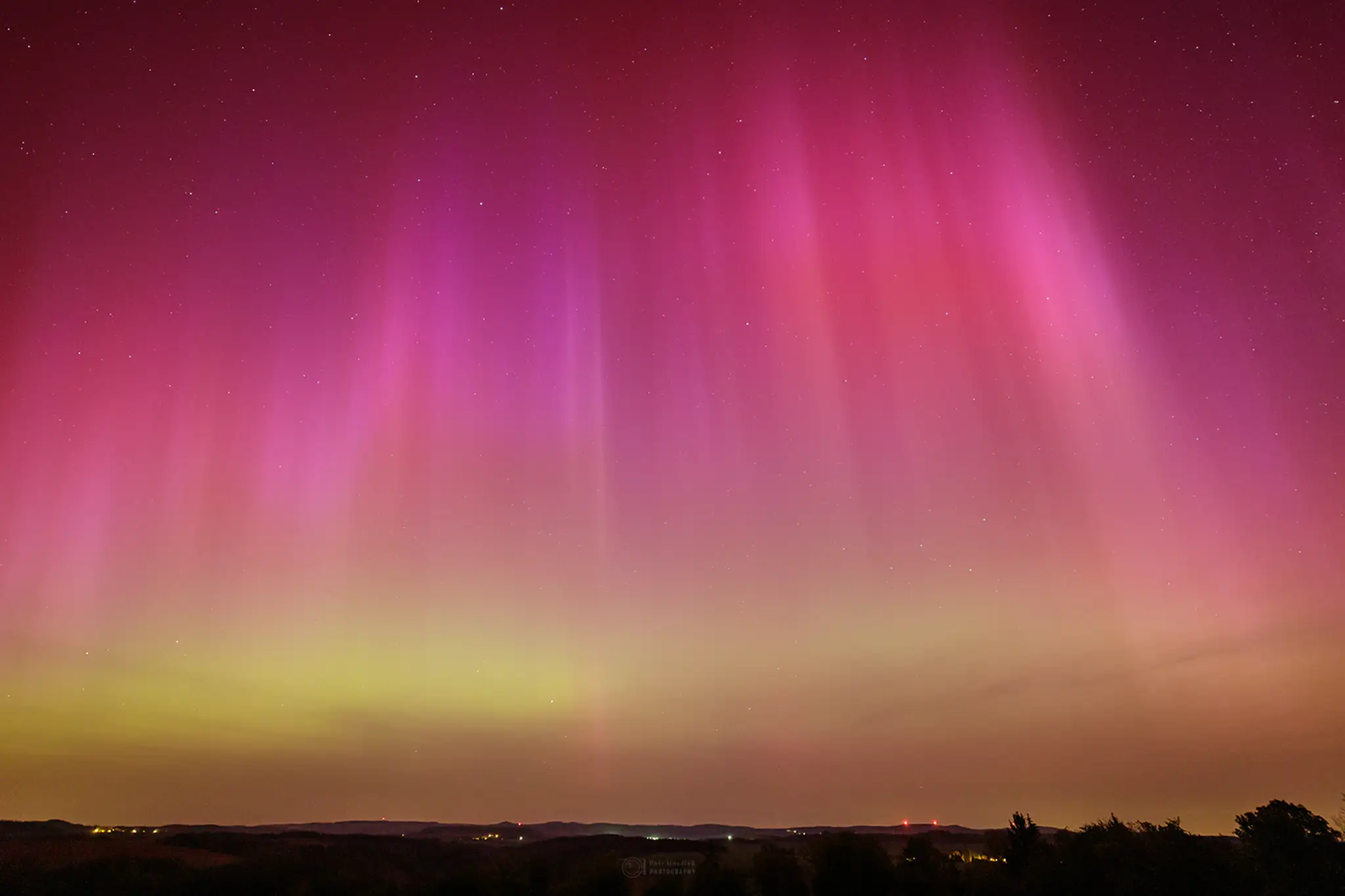 Polárna žiara i takzvaný aurorálny anjel nad obcou Záhořice.