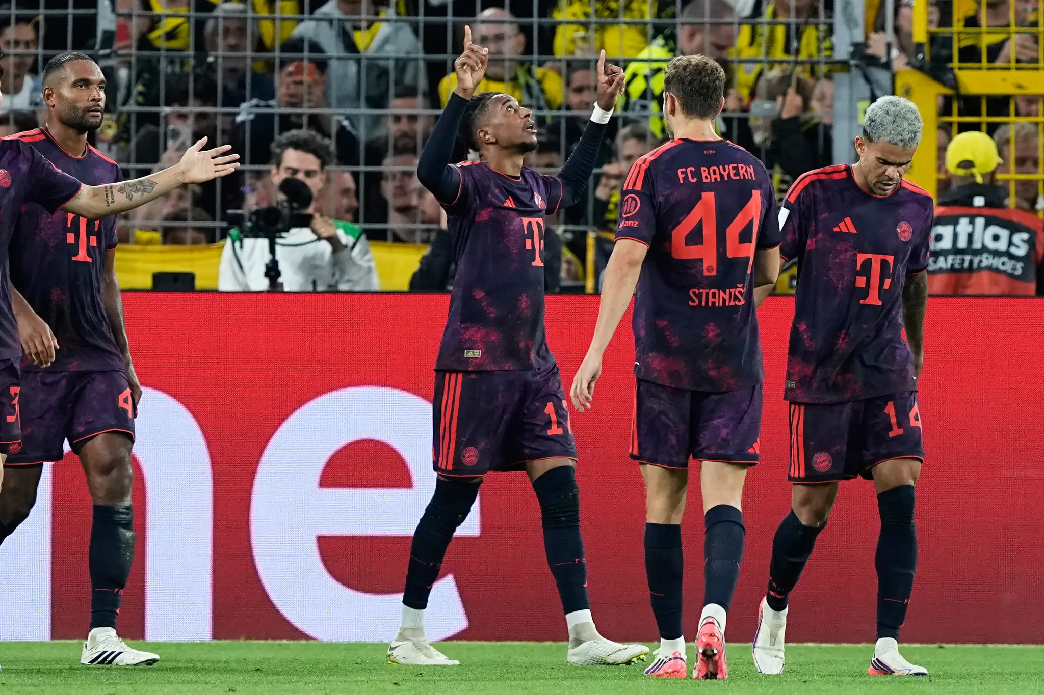 Futbalisti Bayernu Mníchov oslavujú prvú trofej.
