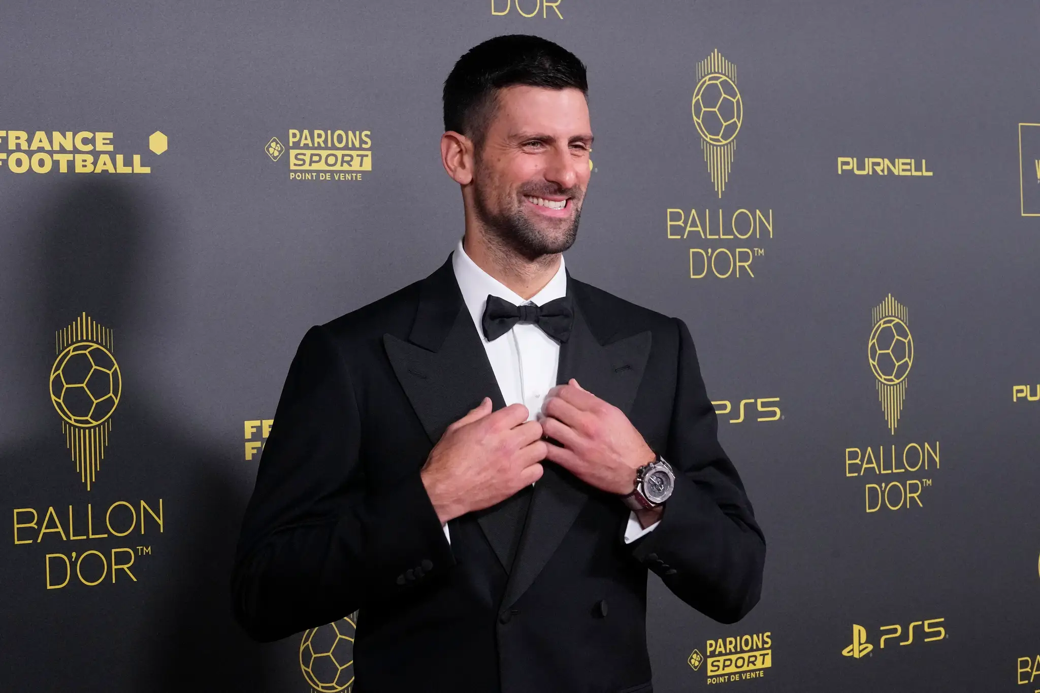 Na snímke srbský tenista Novak Djokovič pózuje pred 67. slávnostným odovzdávaním cien Ballon d'Or (Zlatá lopta) .