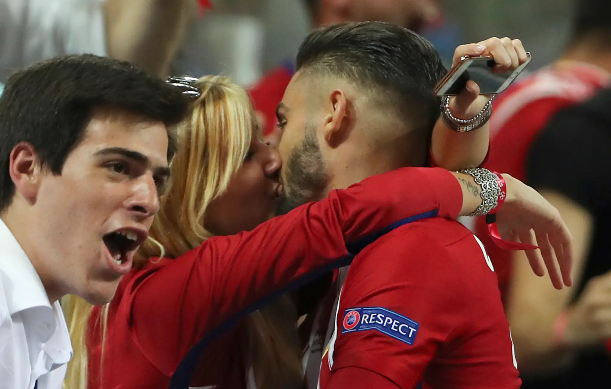 Yannick Carrasco dostáva bozk po strelení vyrovnávajúceho gólu na 1:1 počas finálového zápasu futbalovej Ligy majstrov.