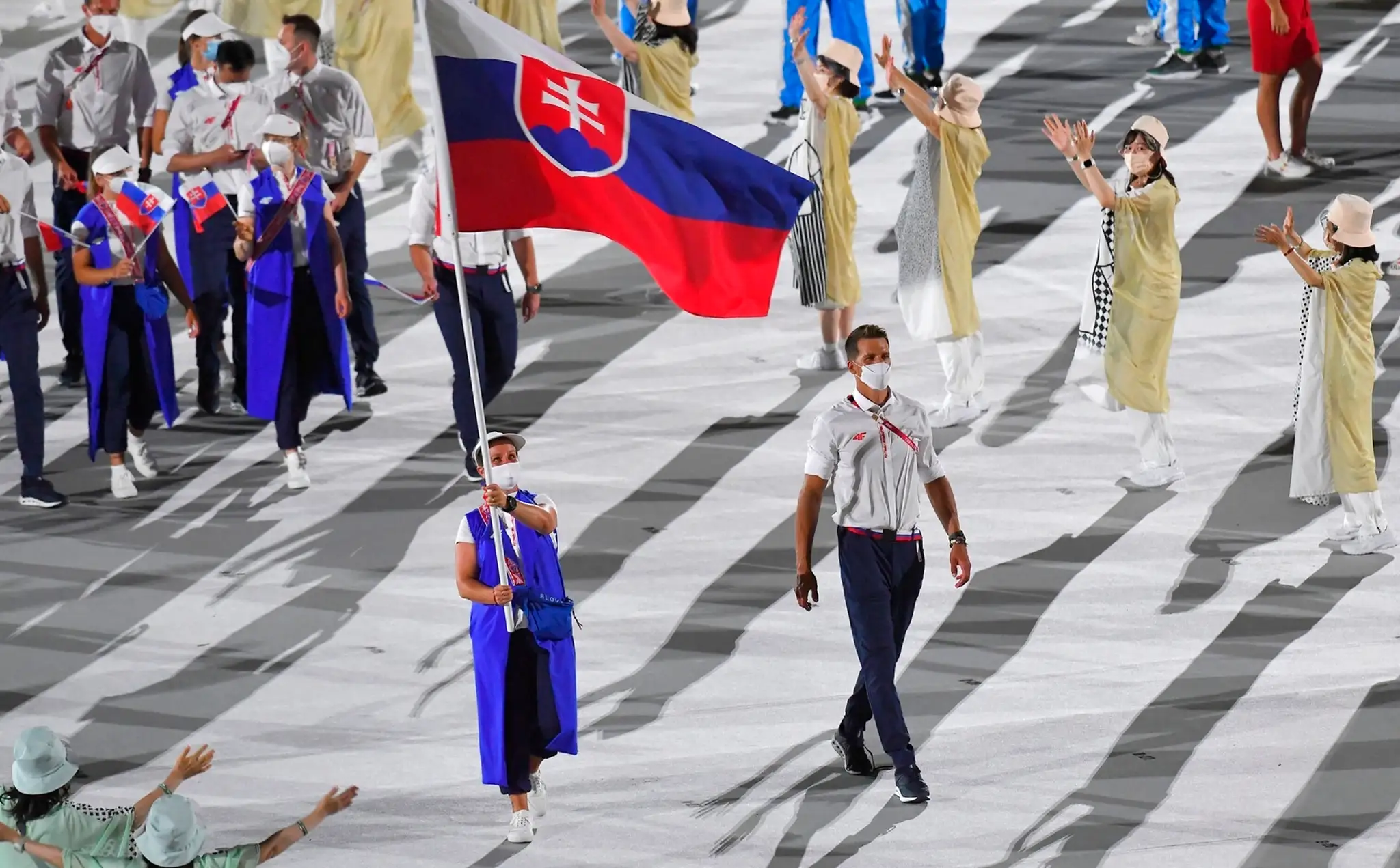 Vlajkonosiči slovenskej výpravy - strelkyňa Zuzana Rehák Štefečeková a vodný slalomár Matej Beňuš počas otváracieho ceremoniálu.