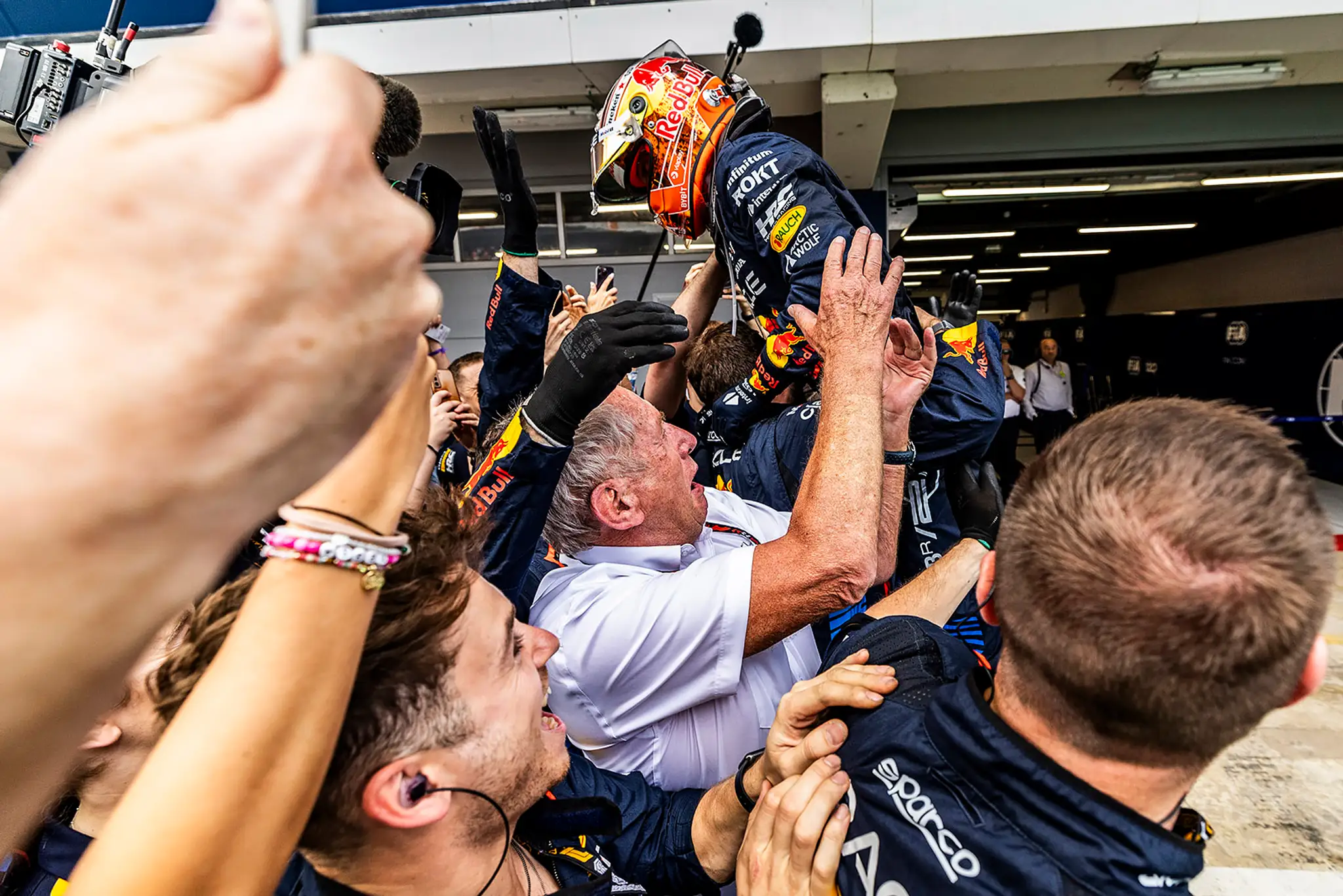 Holanďan Max Verstappen opäť oslavoval triumf.