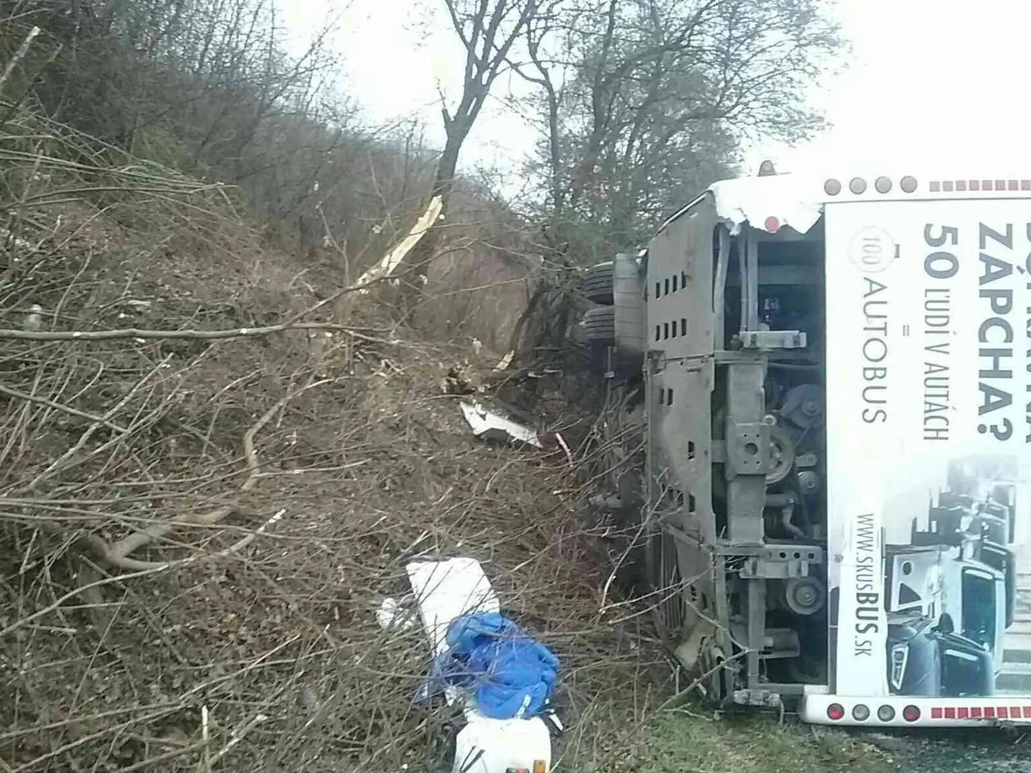 Prevrátený autobus v Jasove.
