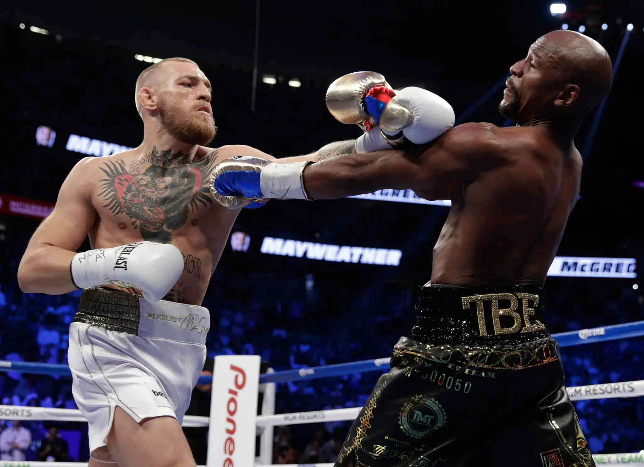 Floyd Mayweather (vpravo) v súboji s Conorom McGregorom.