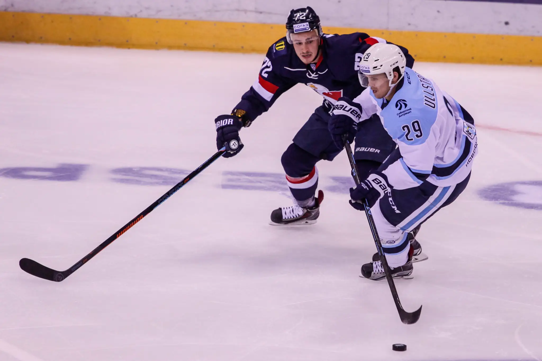 Lukáš Kozák v zápase KHL proti Novosibirsku.