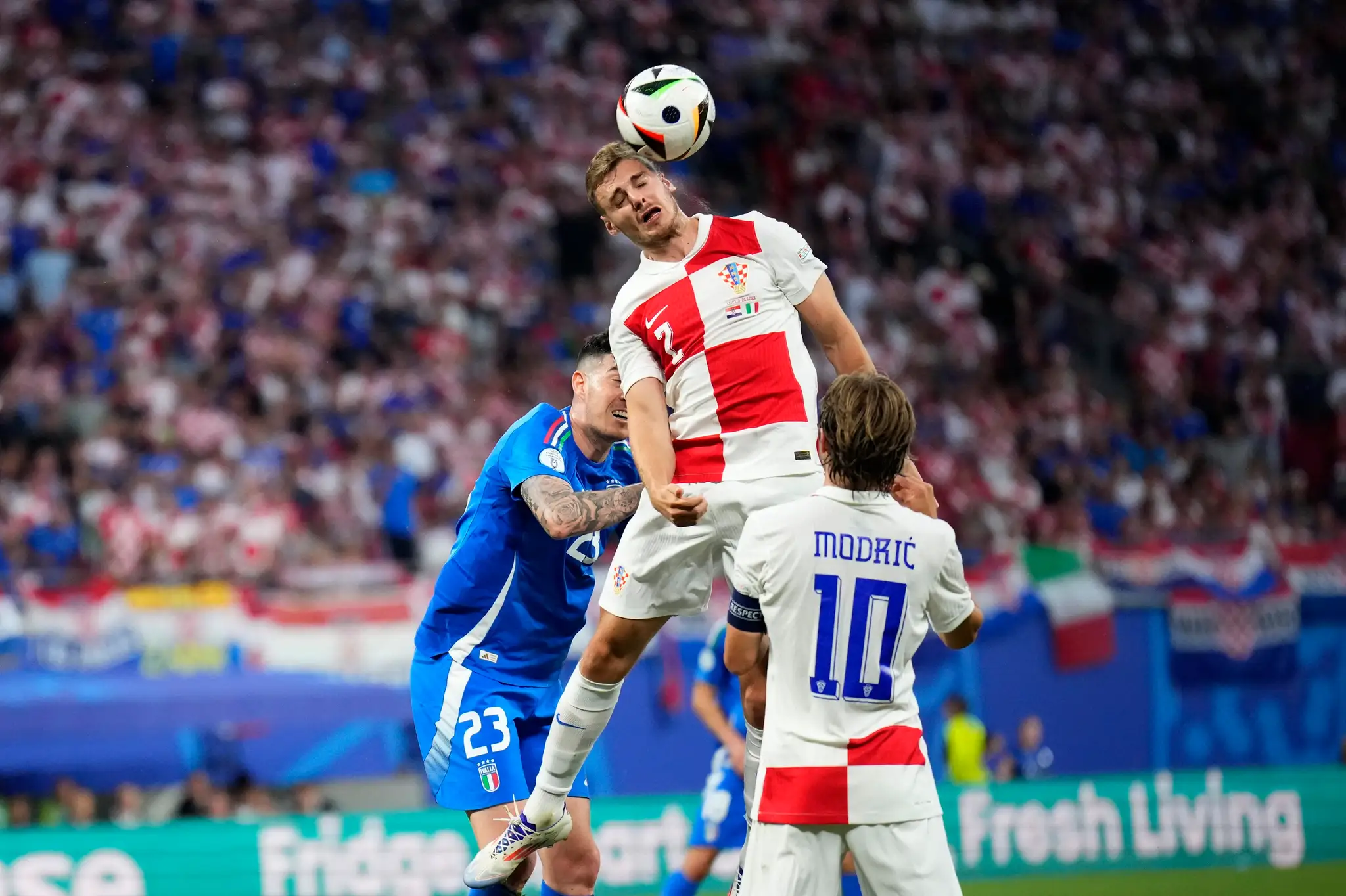 Chorvát Lovro Majer hlavičkuje v zápase s Talianskom na ME 2024.
