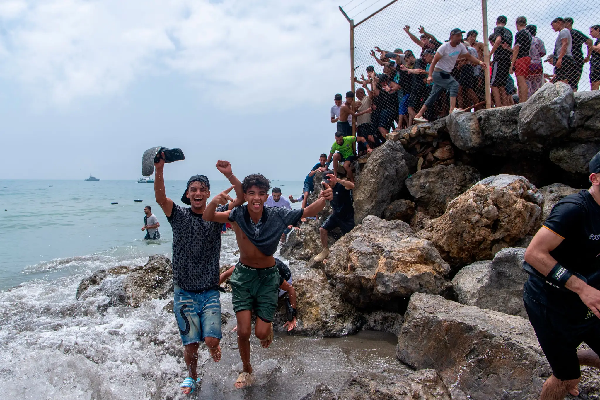 Migranti prenikajú z Maroka do španielskej enklávy Ceuta v severnej Afrike