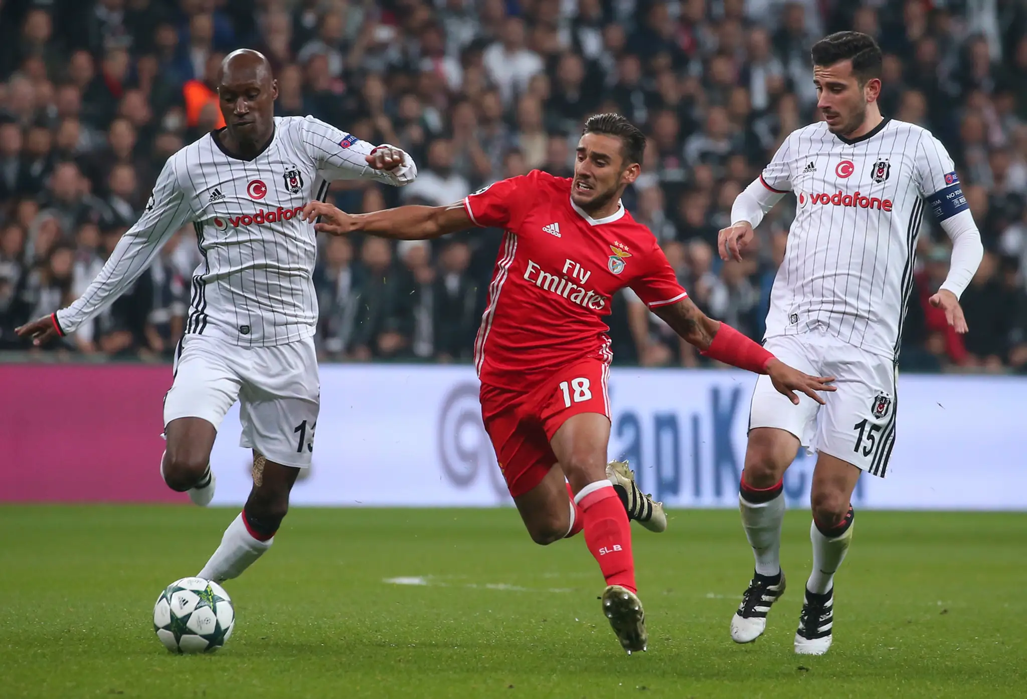 Atiba Hutchinson (vľavo) z Besiktasu Istanbul v súboji o loptu s Eduardom Salviom z Benficy v dueli LM.