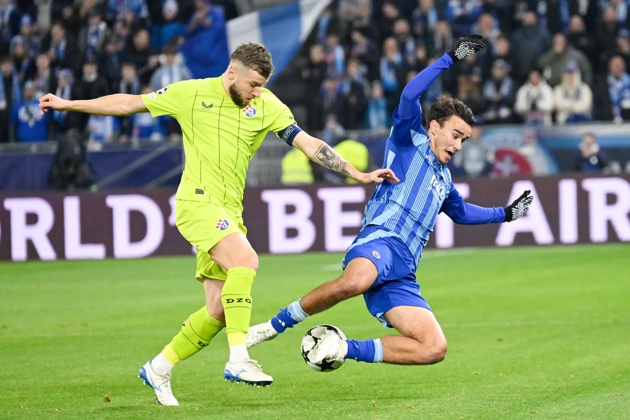Na snímke zľava Stefan Ristovski (Dinamo) a Dávid Strelec (Slovan).