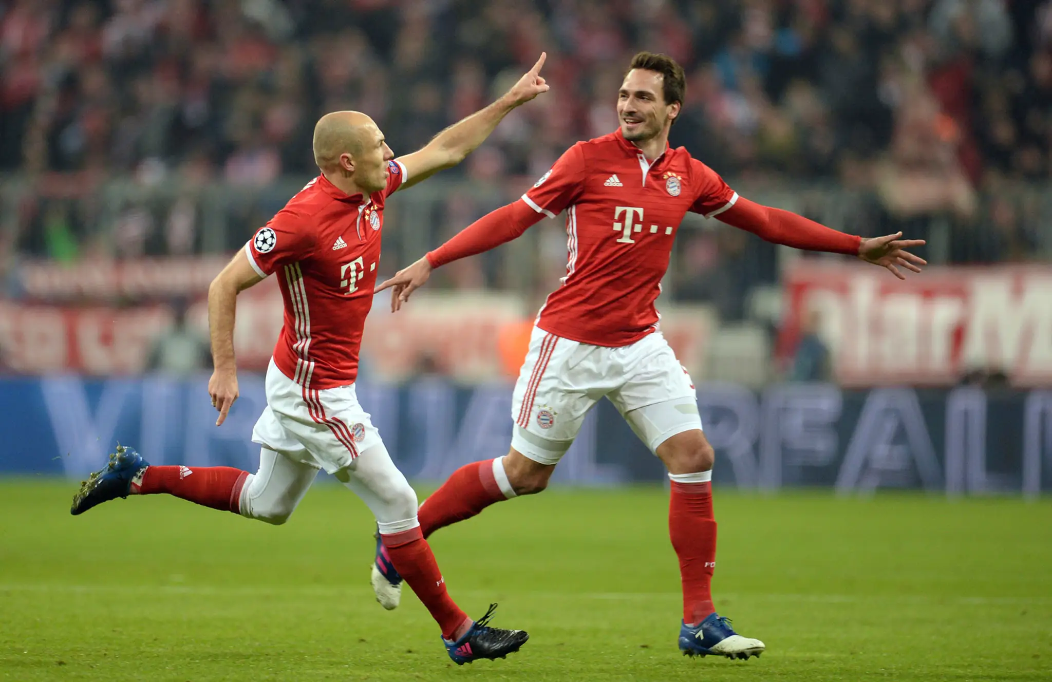 Krídelník Bayernu Arjen Robben (vľavo) oslavuje svoj gól so spoluhráčom Matsom Hummelsom v osemfinále LM proti Arsenalu.