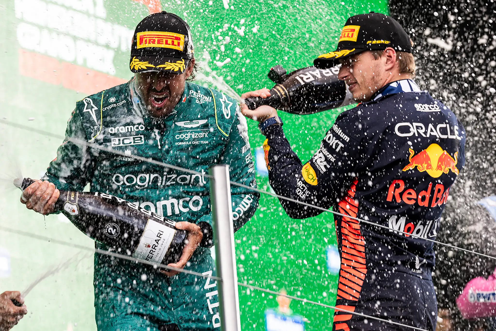 Max Verstappen a Fernando Alonso na pódiu.