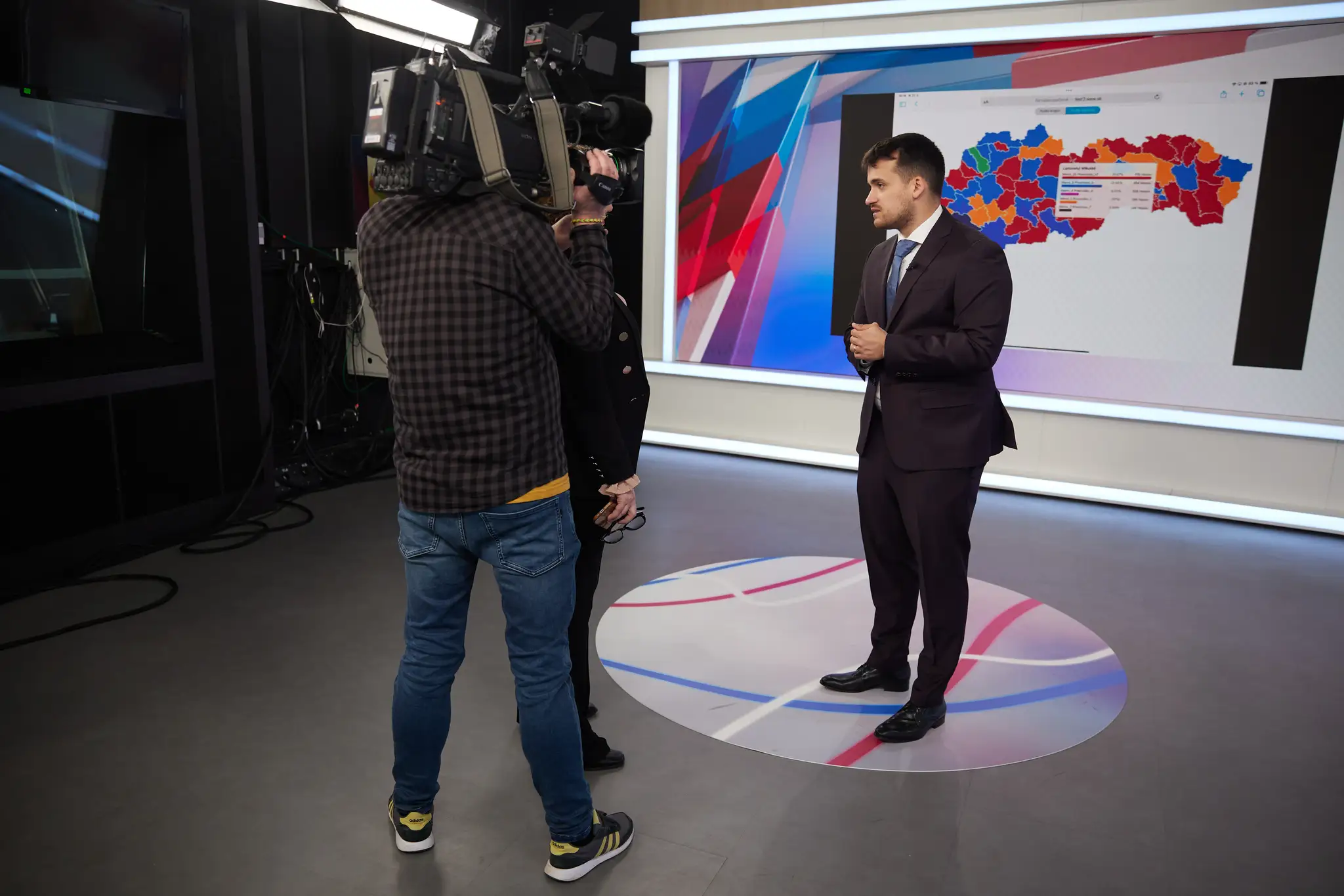 Prípravy na volebnú noc s Adelom Ghannamom.