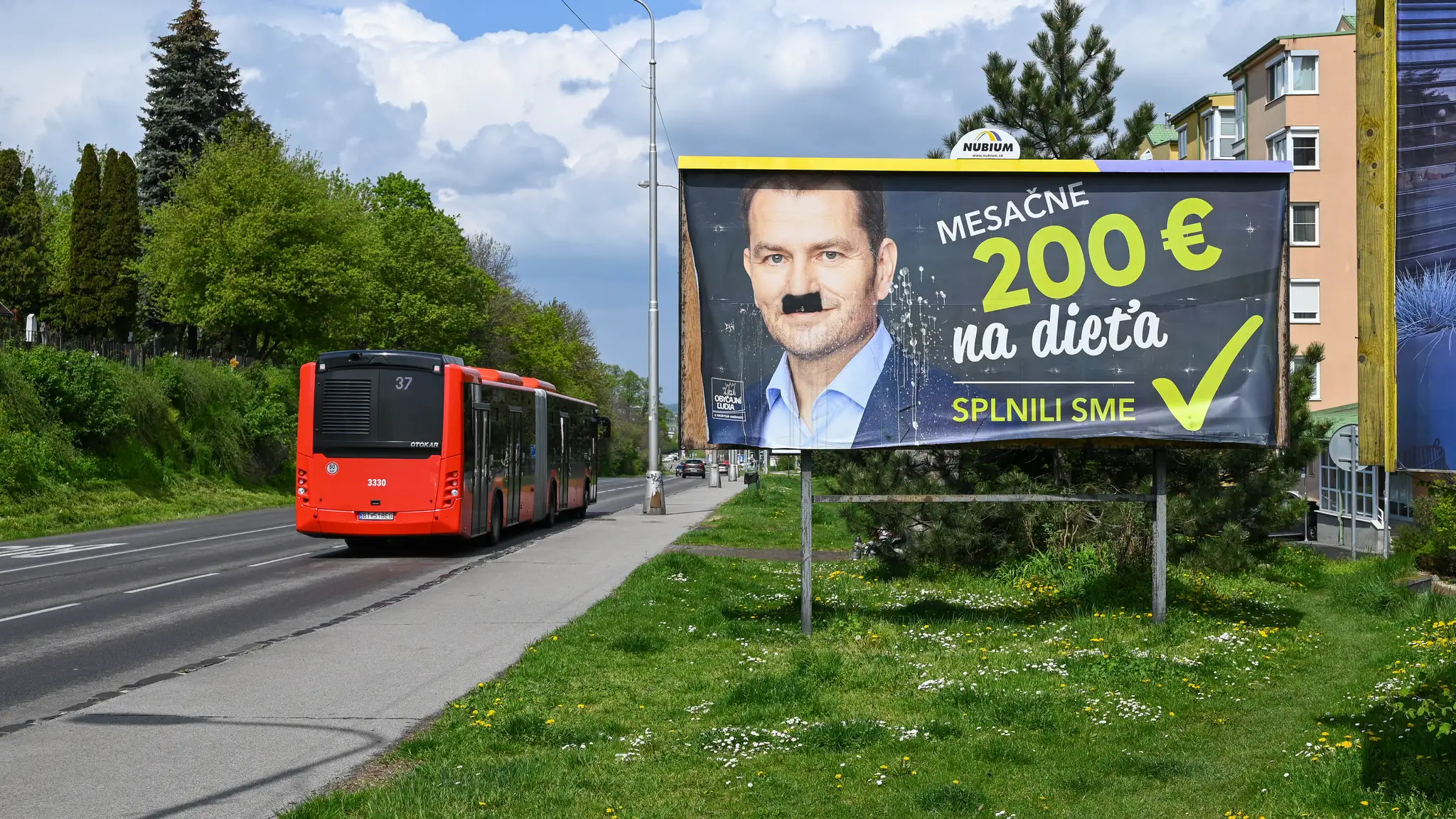 Pokreslené bilbordy hnutia OĽANO, SaS a Demokratov