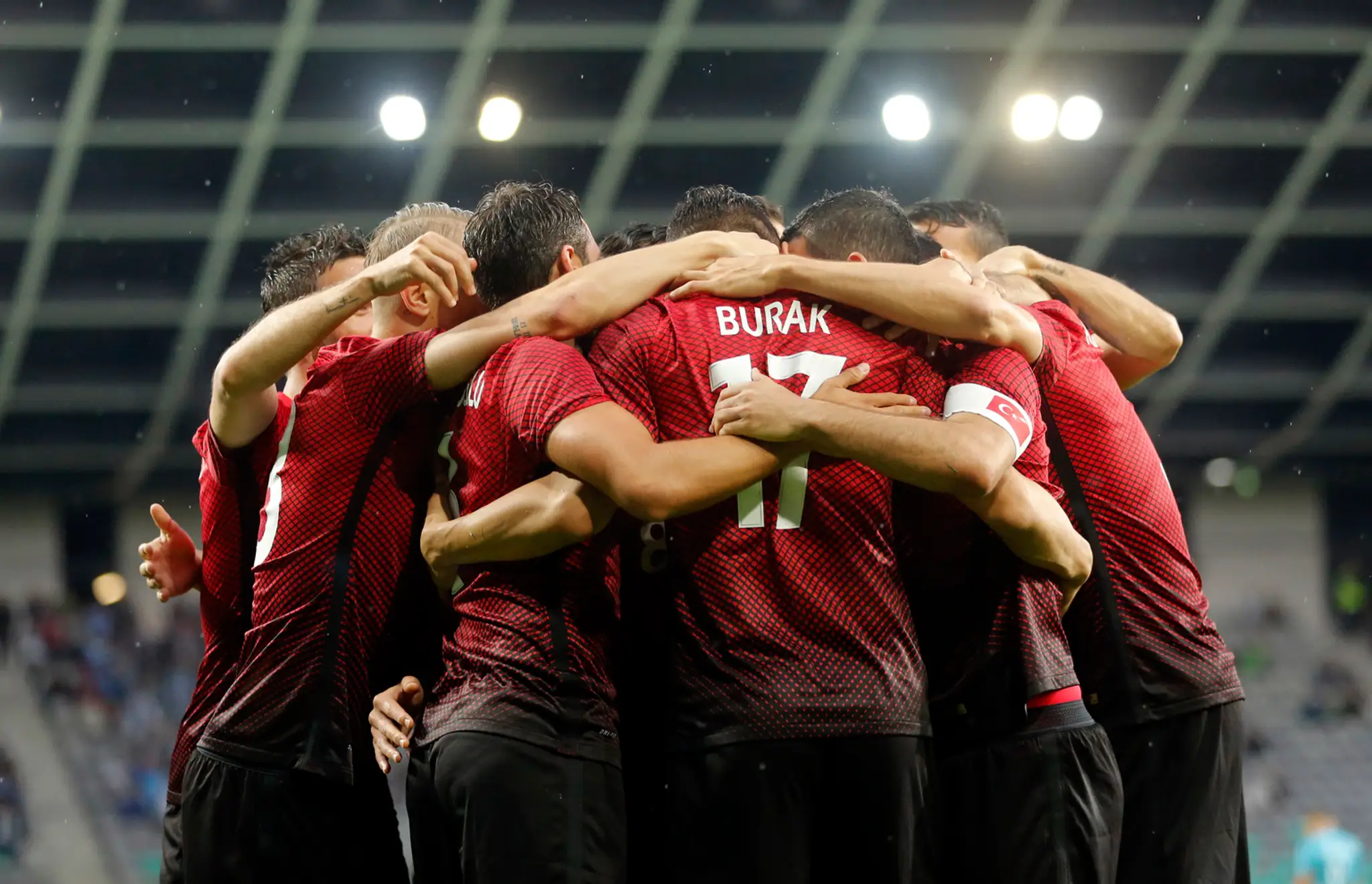 Tureckí futbalisti sa radujú po góle