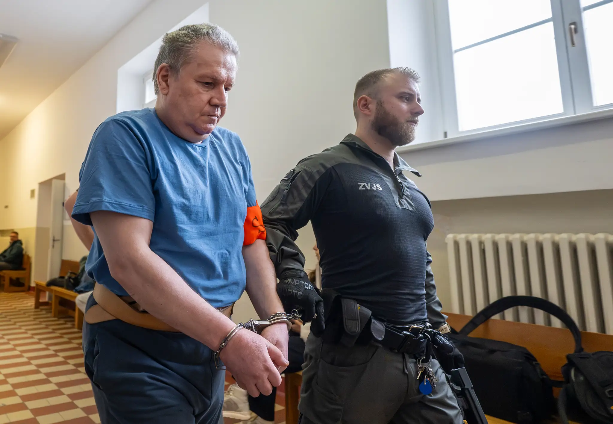 Na snímke Ivo P. (vľavo) odchádza zo súdneho pojednávania, na ktorom bol vynesený rozsudok vo veci únosu a intoxikácie študentky Sone v piatok 11. septembra 2026 v Bratislave.