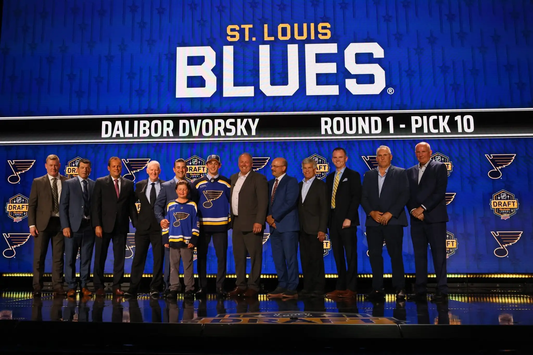 Dalibor Dvorský s celou organizáciou St. Louis, ktorá si ho vybrala v NHL drafte 2023.