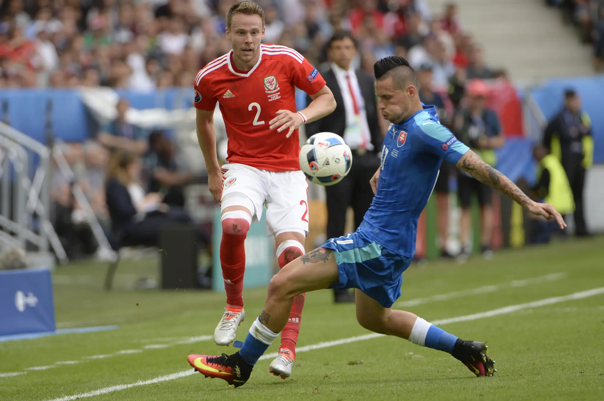 Marek Hamšík (v modrom) bojuje o loptu s Chrioms Gunterom v zápase proti Walesu na ME vo Francúzsku.