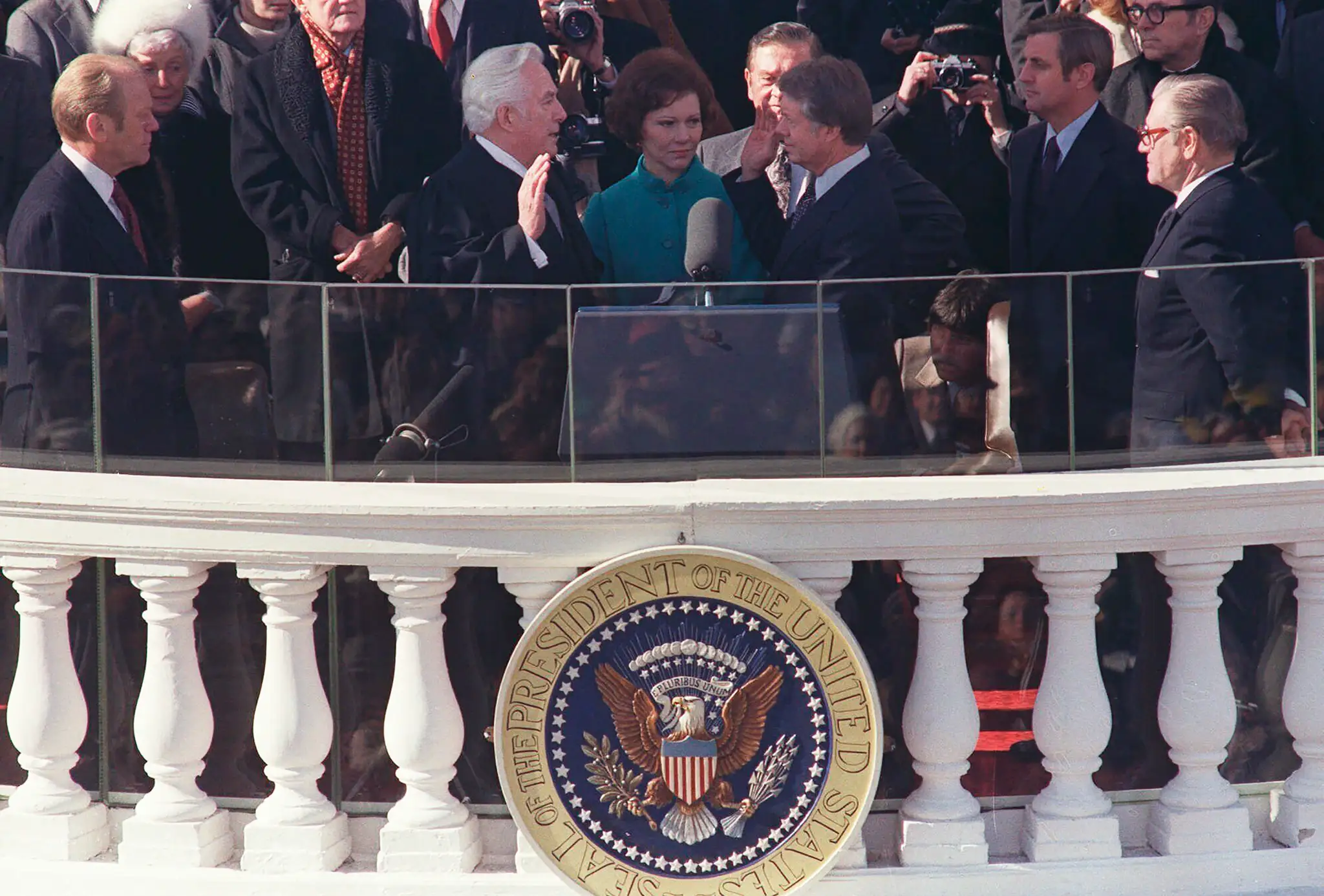 Jimmy Carter skladá prísahu, keď jeho manželka Rosalynn drží rodinnú Bibliu počas inauguračného ceremoniálu v januári 1977.