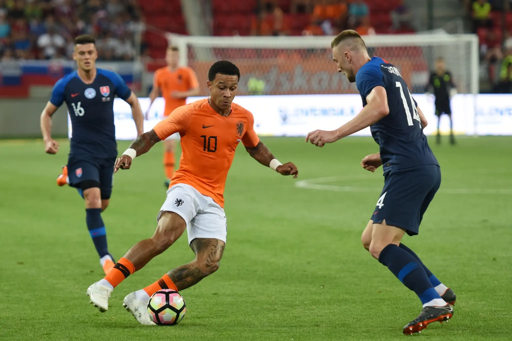 Memphis Depay (vľavo) z Holandska sa snaží uniknúť Milanovi Škriniarovi v príprave.