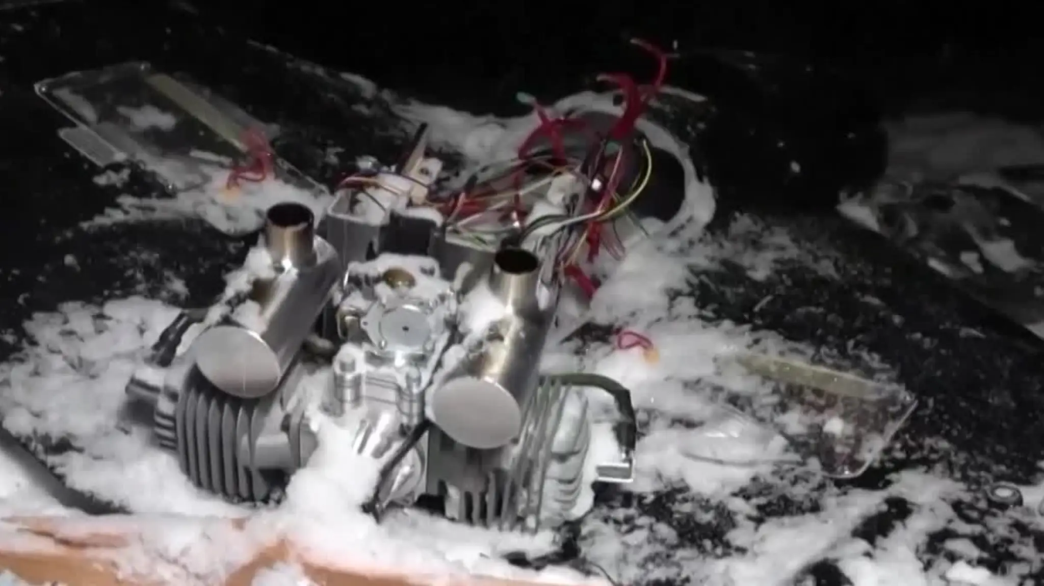 Ukazuje prakticky nepoškodený dron ležiaci v snehu