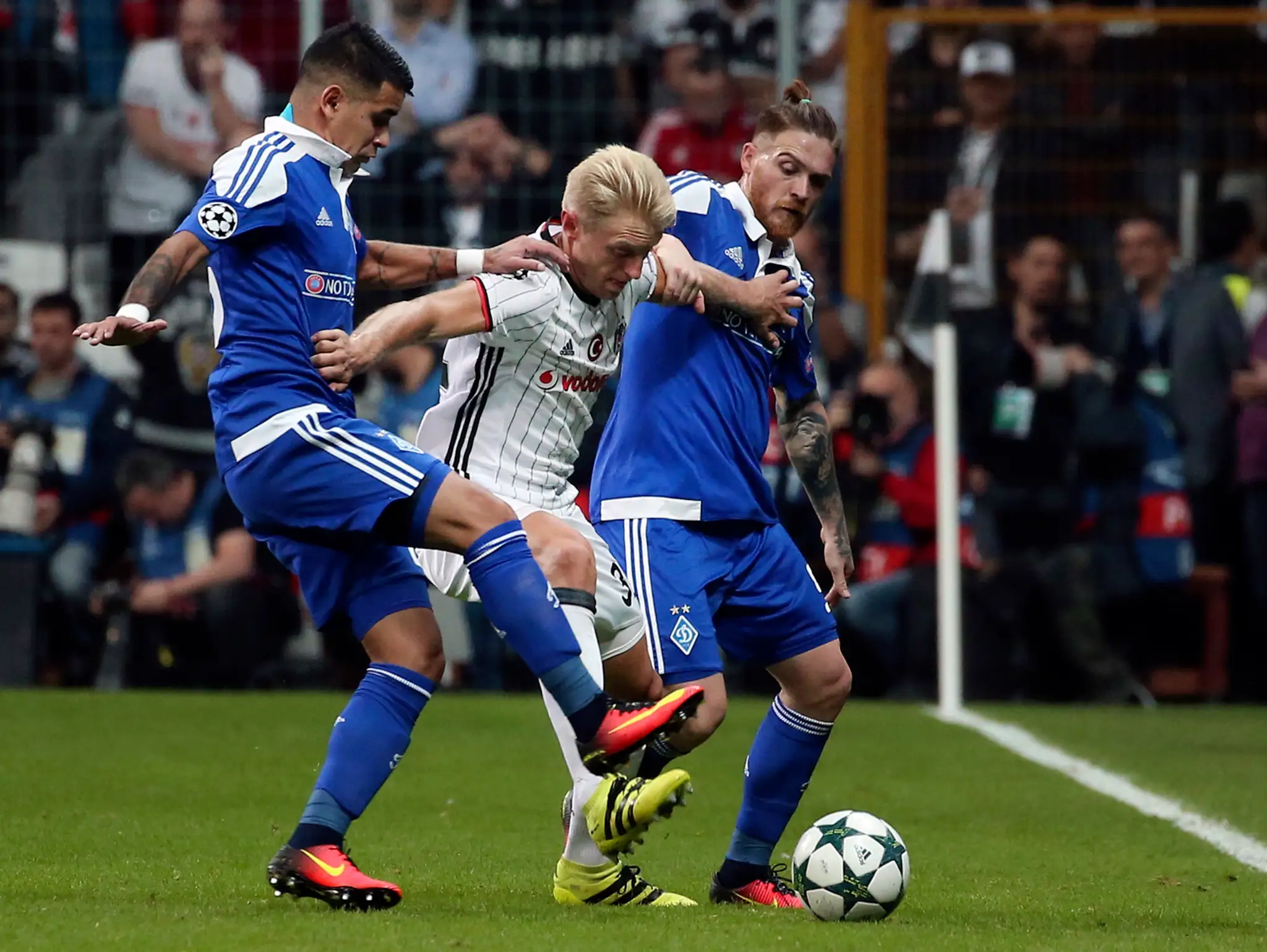 Dvojica z Dynama Kyjev Derlis González (vľavo) a Antunes zastavuje Andreasa Becka z Besiktasu v dueli LM.