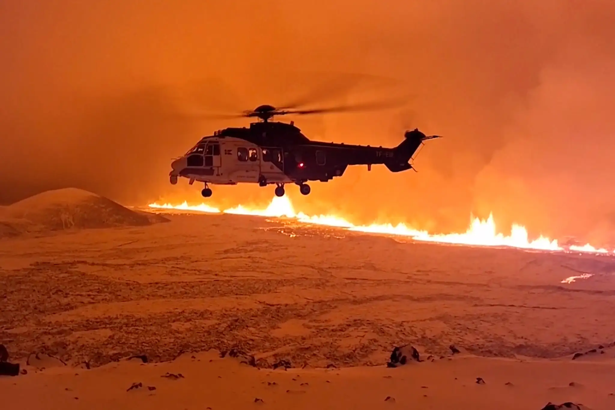 Na snímke z videa islandskej pobrežnej stráže láva tečie z kopca neďaleko obce Grindavík na islandskom polostrove Reykjanes.