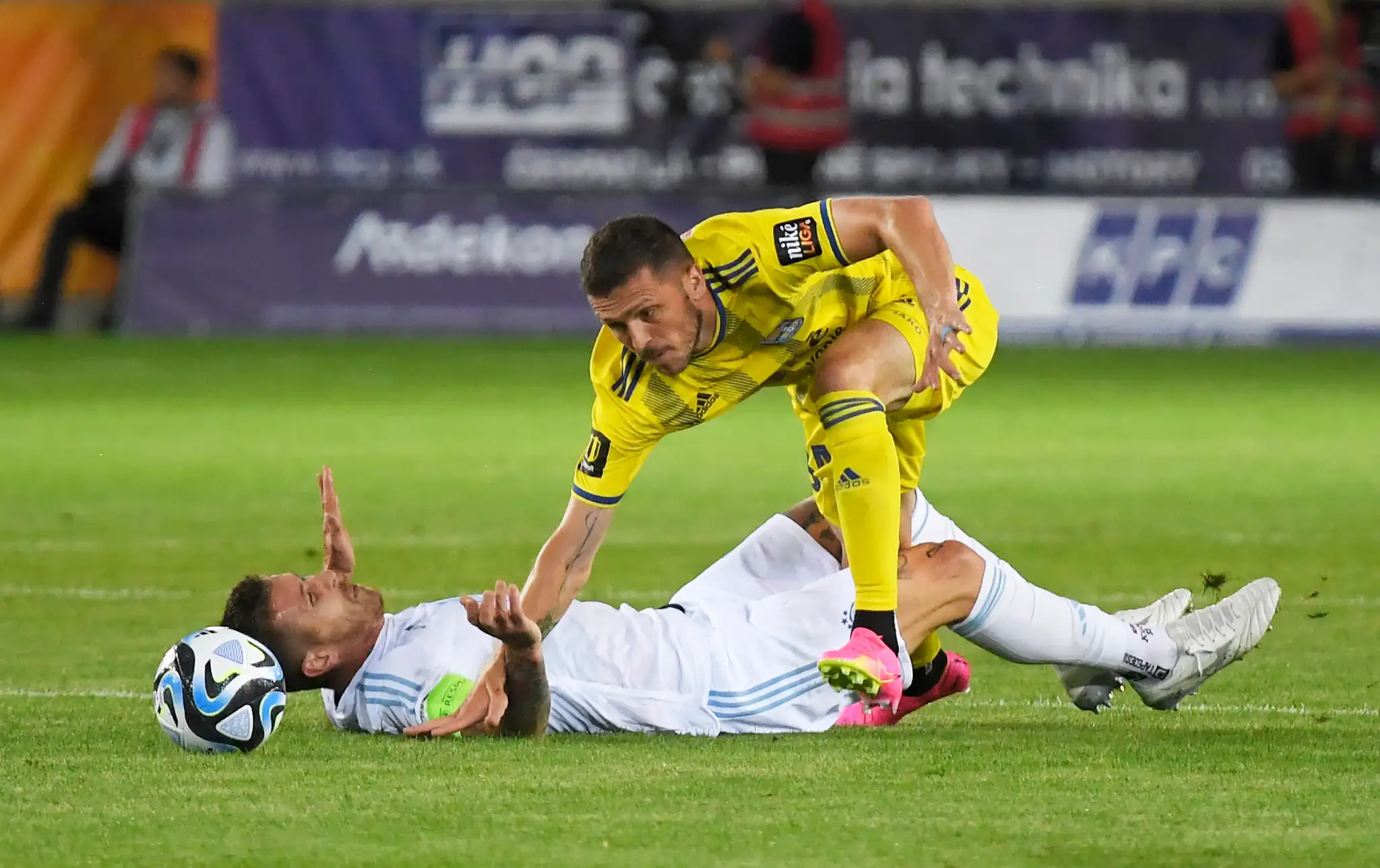 Na snímke vpravo Lukáš Greššák (Košice) a vľavo Juraj Kucka (Slovan).