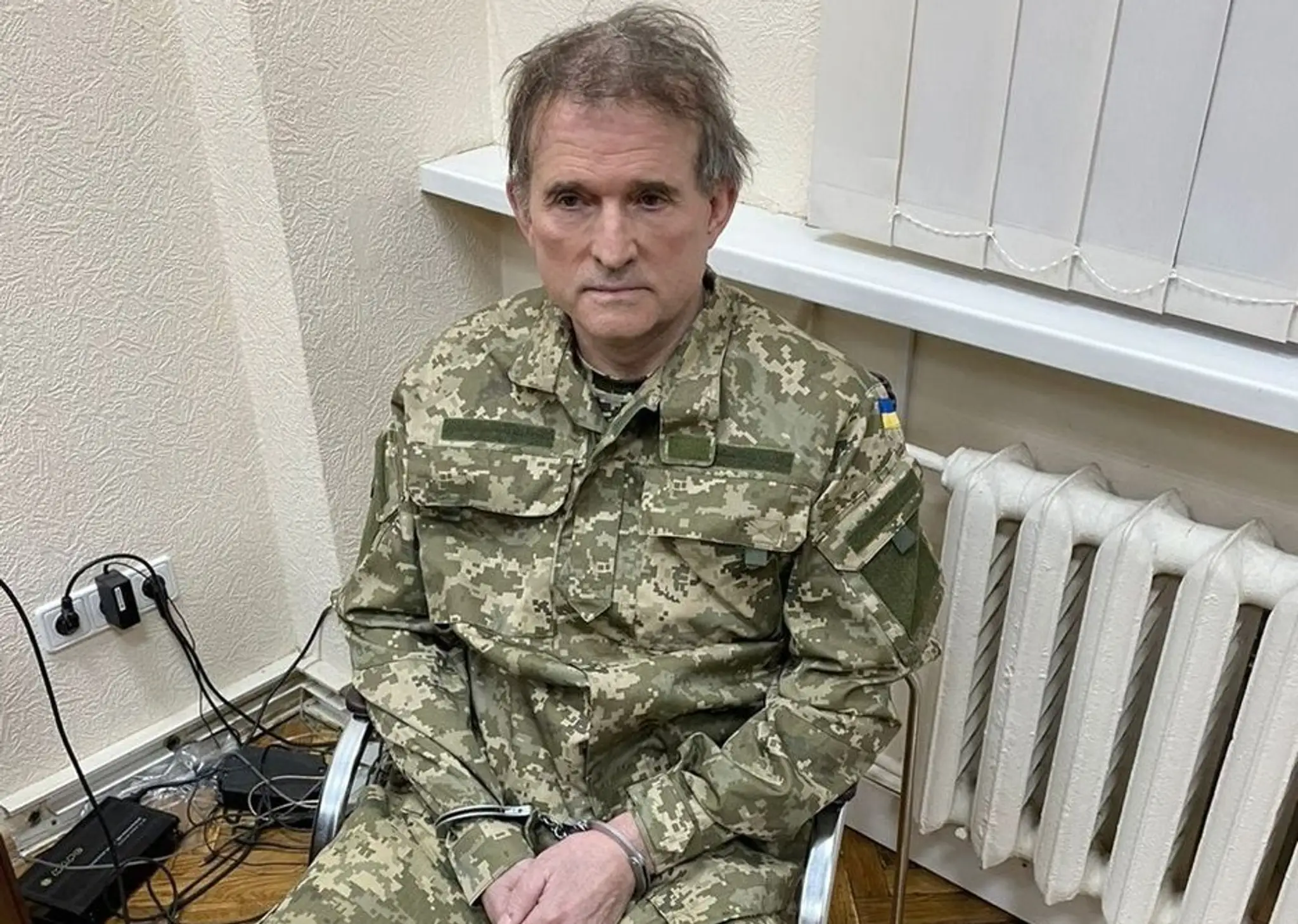 Viktor Medvedčuk v putách.