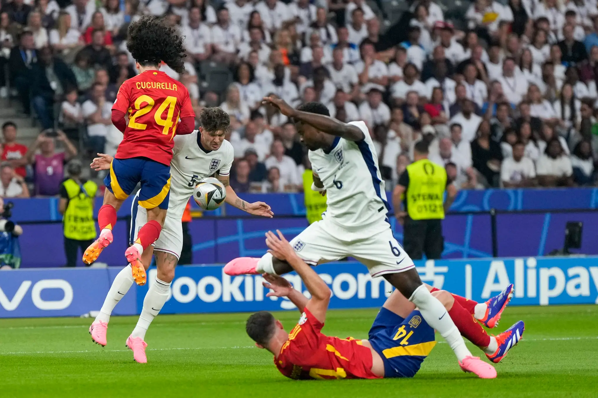 Zľava Španiel Marc Cucurella, Angličania John Stones a Marc Guehi a Španiel Aymeric Laporte vo finále ME 2024.
