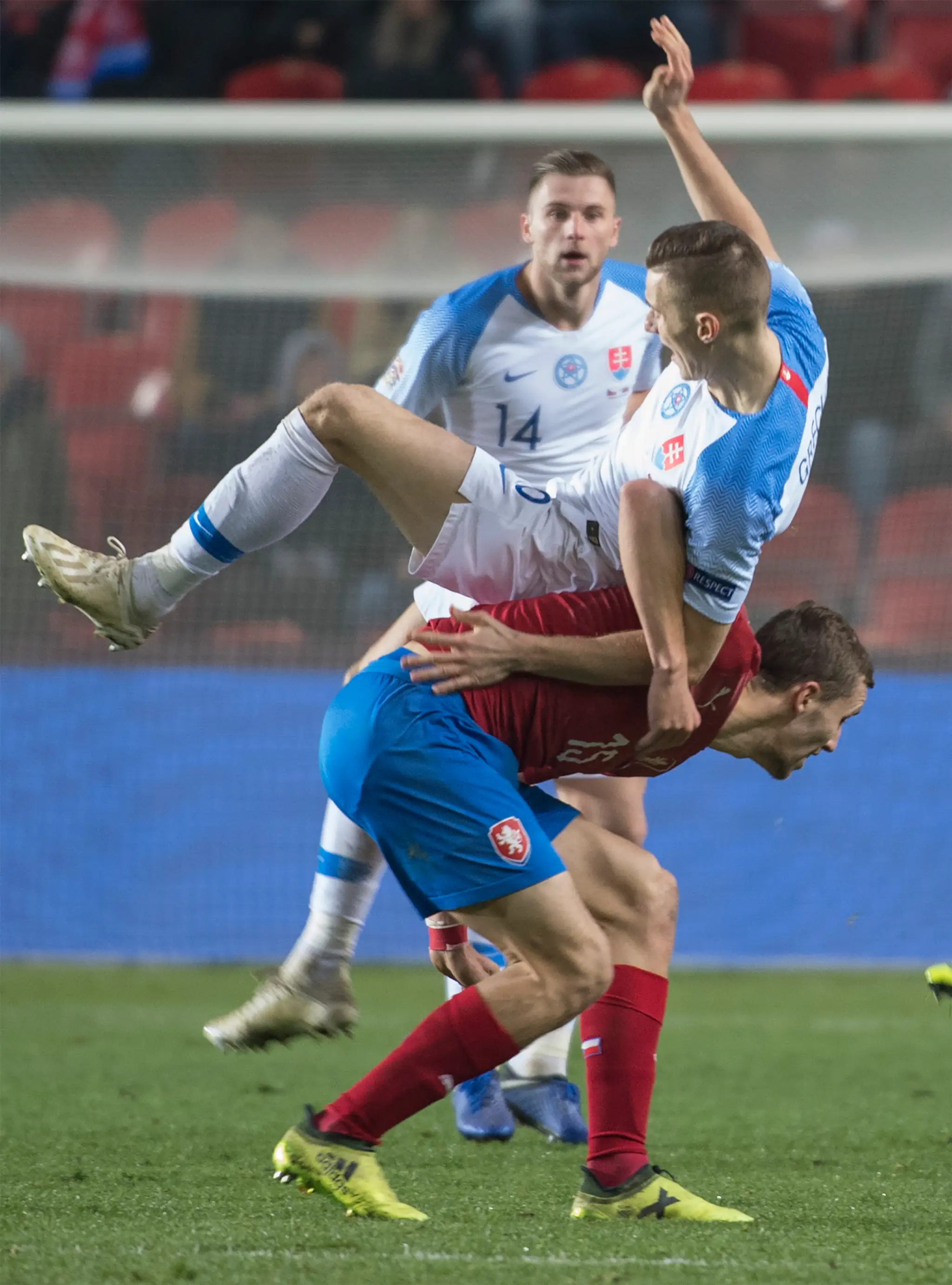 Hore slovenský záložník Ján Greguš a dole český záložník Tomáš Souček.